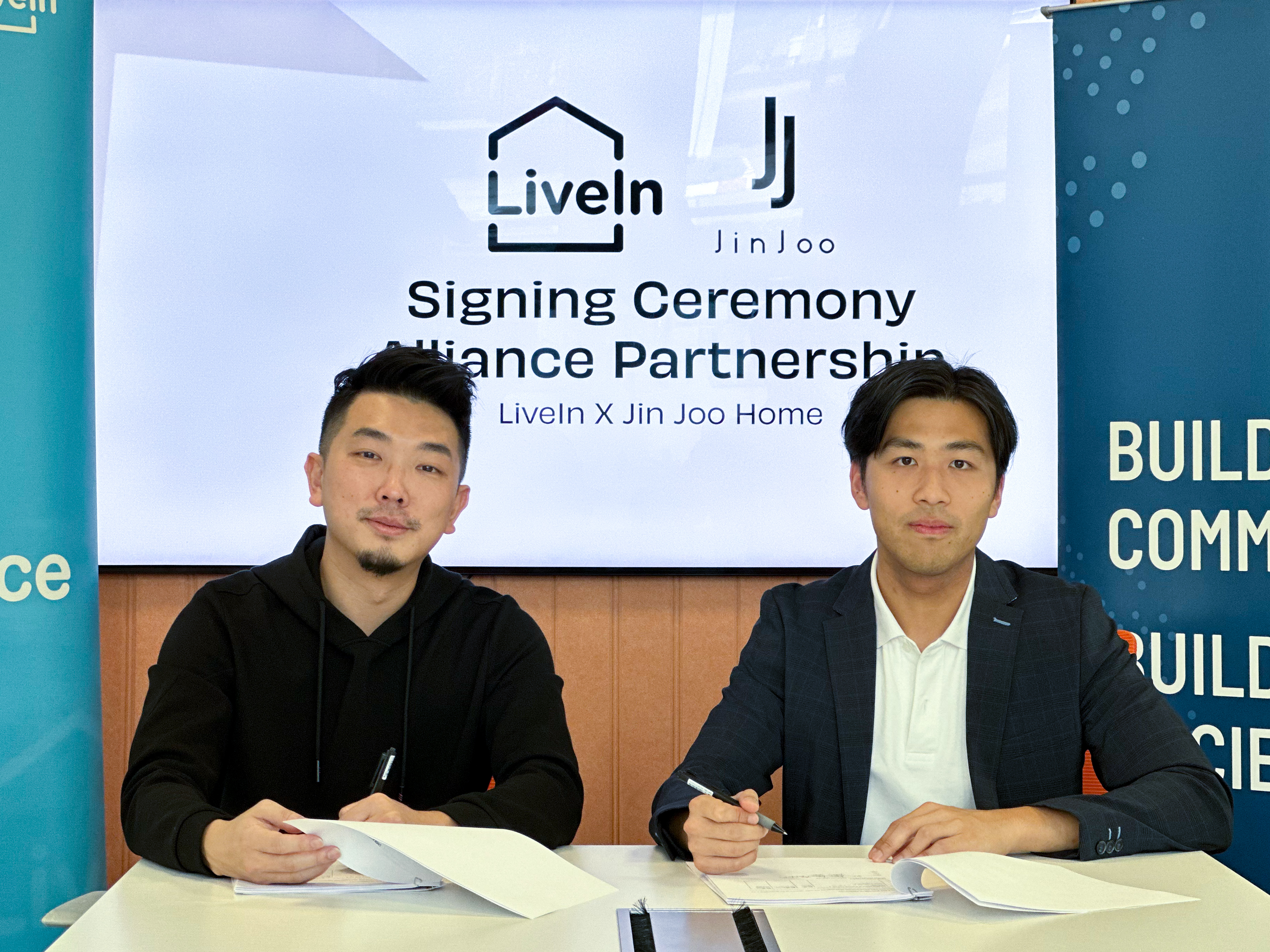 LiveIn và JinJoo Home Thiết Lập Liên Minh Chiến Lược Để Củng Cố Thị Trường Co-Living Tại Việt Nam TechTimes Vietnam Keek Wen Khai, Đồng sáng lập kiêm Giám đốc Điều hành (Co-Founder & CEO) LiveIn (trái), và Jason Wong, Nhà sáng lập kiêm Giám đốc Điều hành (Founder & CEO) JinJoo Home (phải), tại lễ ký kết liên minh.