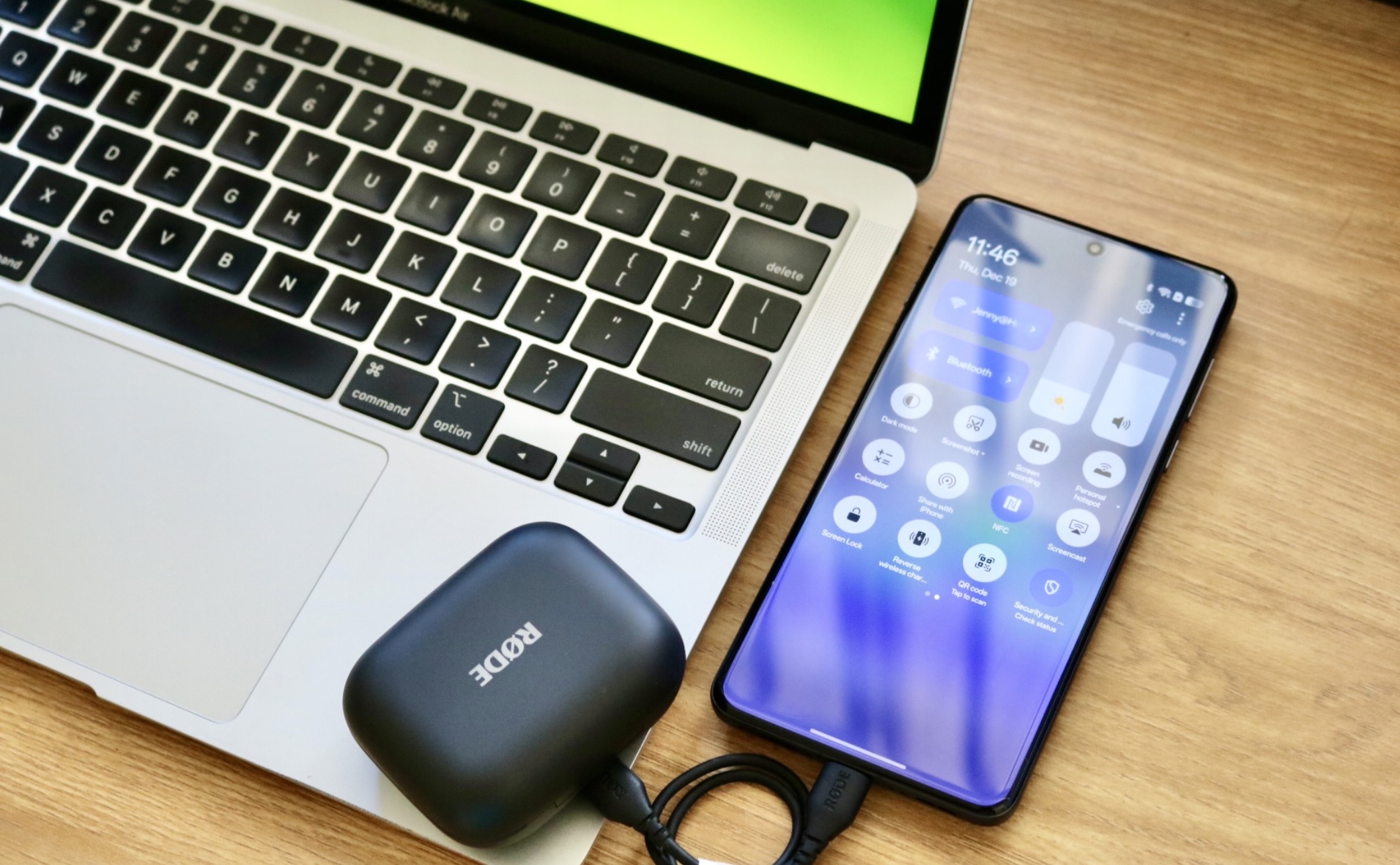 Tính năng sạc ngược trên Find X8 Pro cực kỳ hữu ích với người dùng.