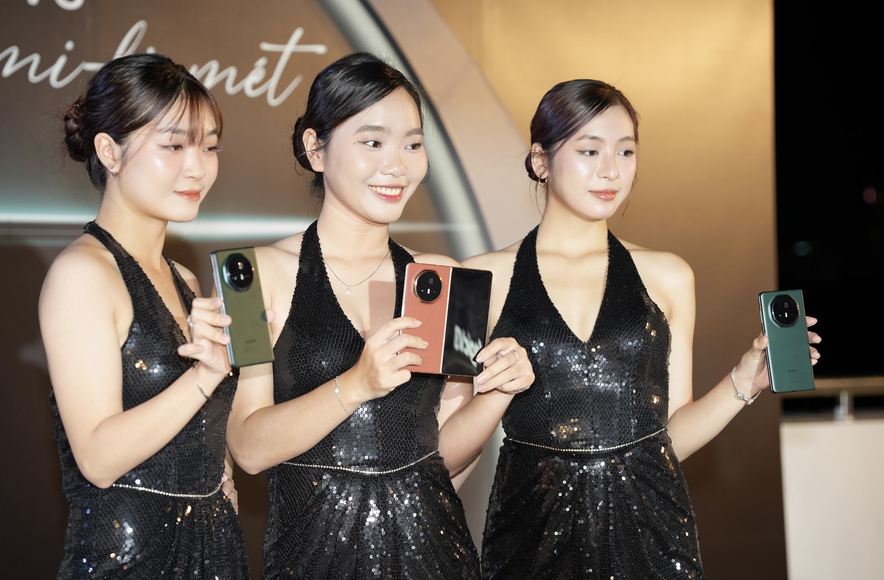 HONOR Magic V3 chính thức ra mắt tại Việt Nam: Smartphone gập mỏng nhất thế giới