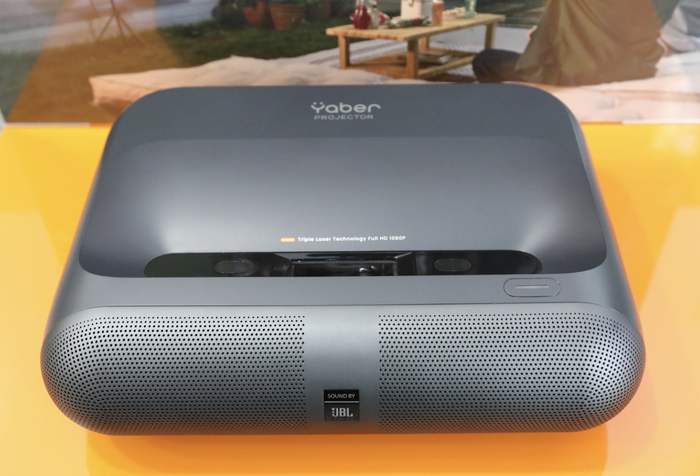 Cận cảnh máy chiếu laser siêu gần Yaber K300s