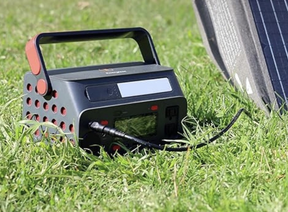 Việc sạc lại trạm sạc cũng rất đơn giản và nhanh chóng, được thực hiện thông qua cổng DC input.