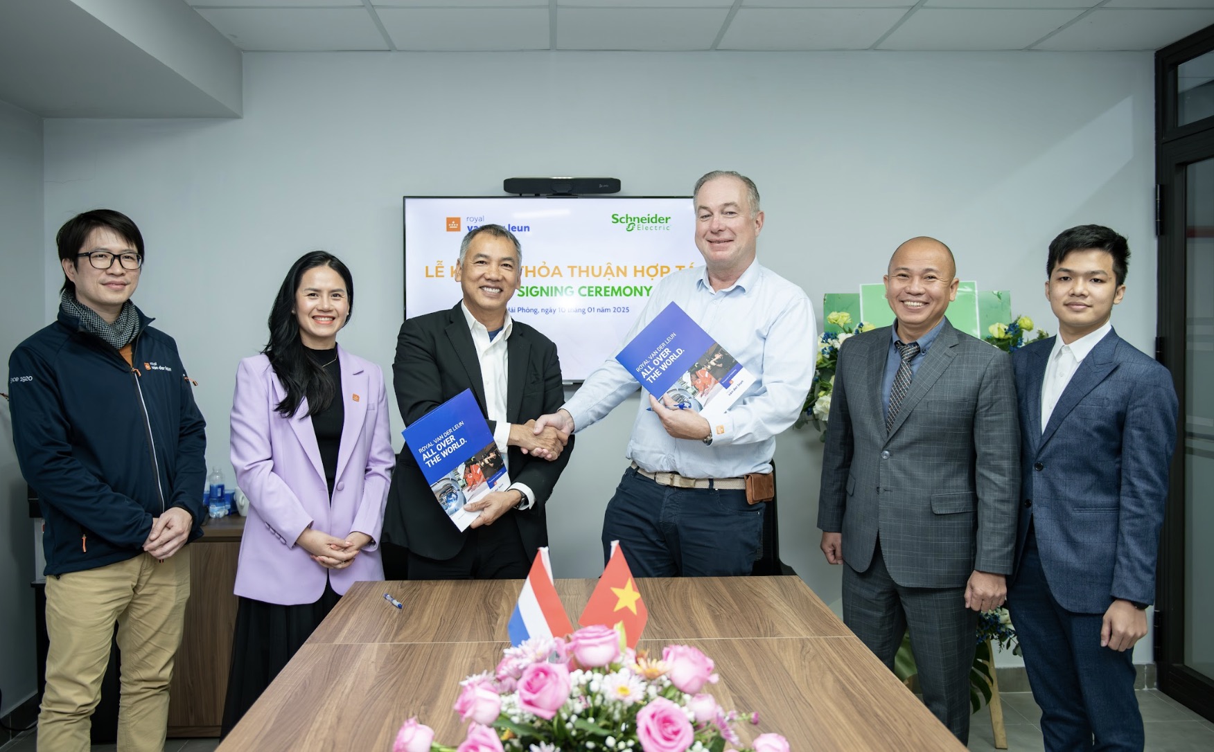 Schneider Electric và Van Der Leun Việt Nam thúc đẩy chuyển đổi xanh ngành cảng biển
