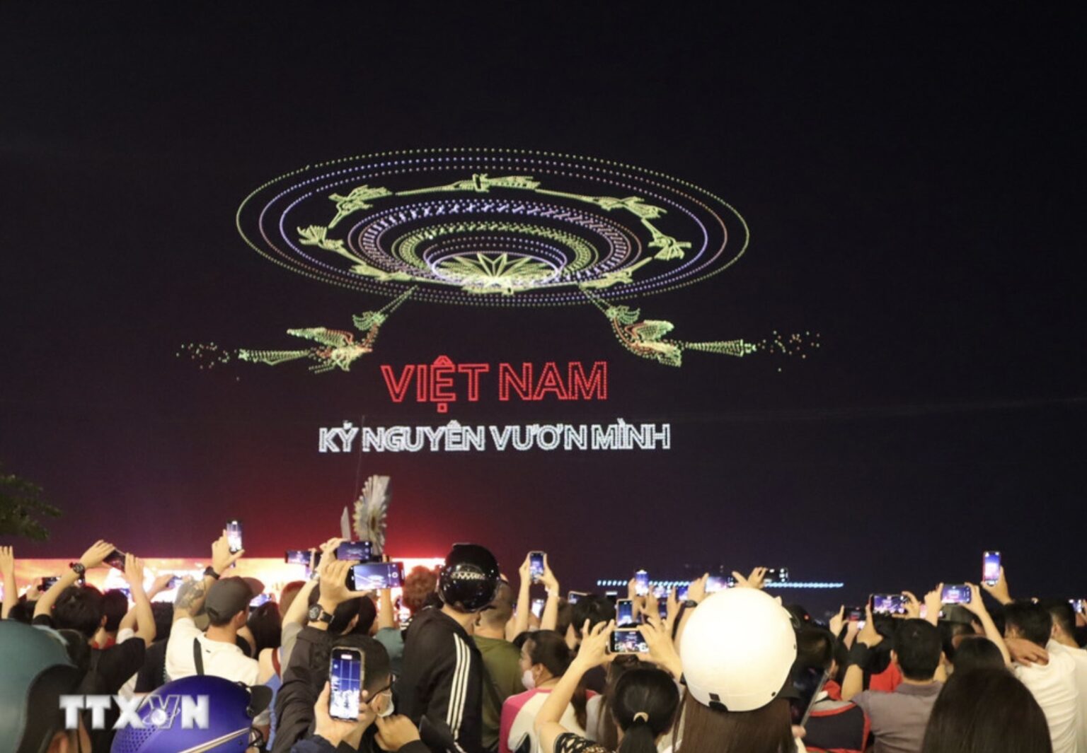 TP.HCM tổng duyệt màn trình diễn 10.500 drone, sẵn sàng cho lễ kỷ niệm 50 năm thống nhất TP.HCM tổng duyệt màn trình diễn 10.500 drone, sẵn sàng cho lễ kỷ niệm 50 năm thống nhất