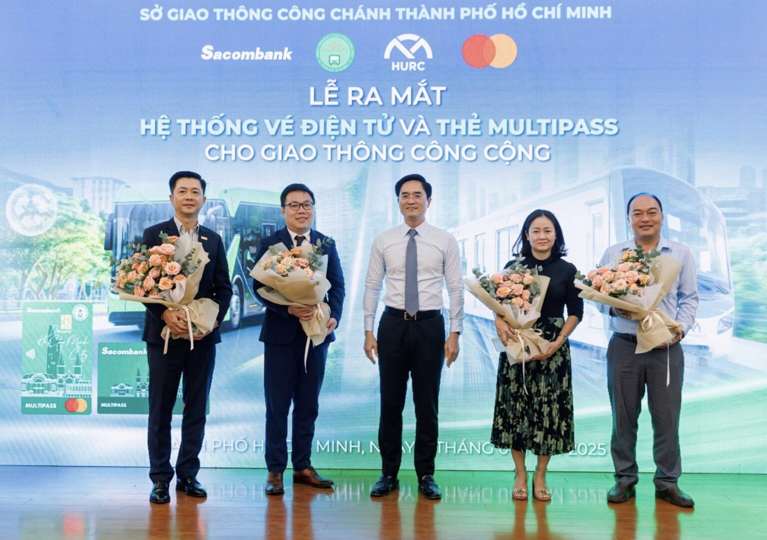 TP.HCM triển khai thanh toán không tiền mặt trên xe buýt, ra mắt thẻ Sacombank Mastercard MultiPass