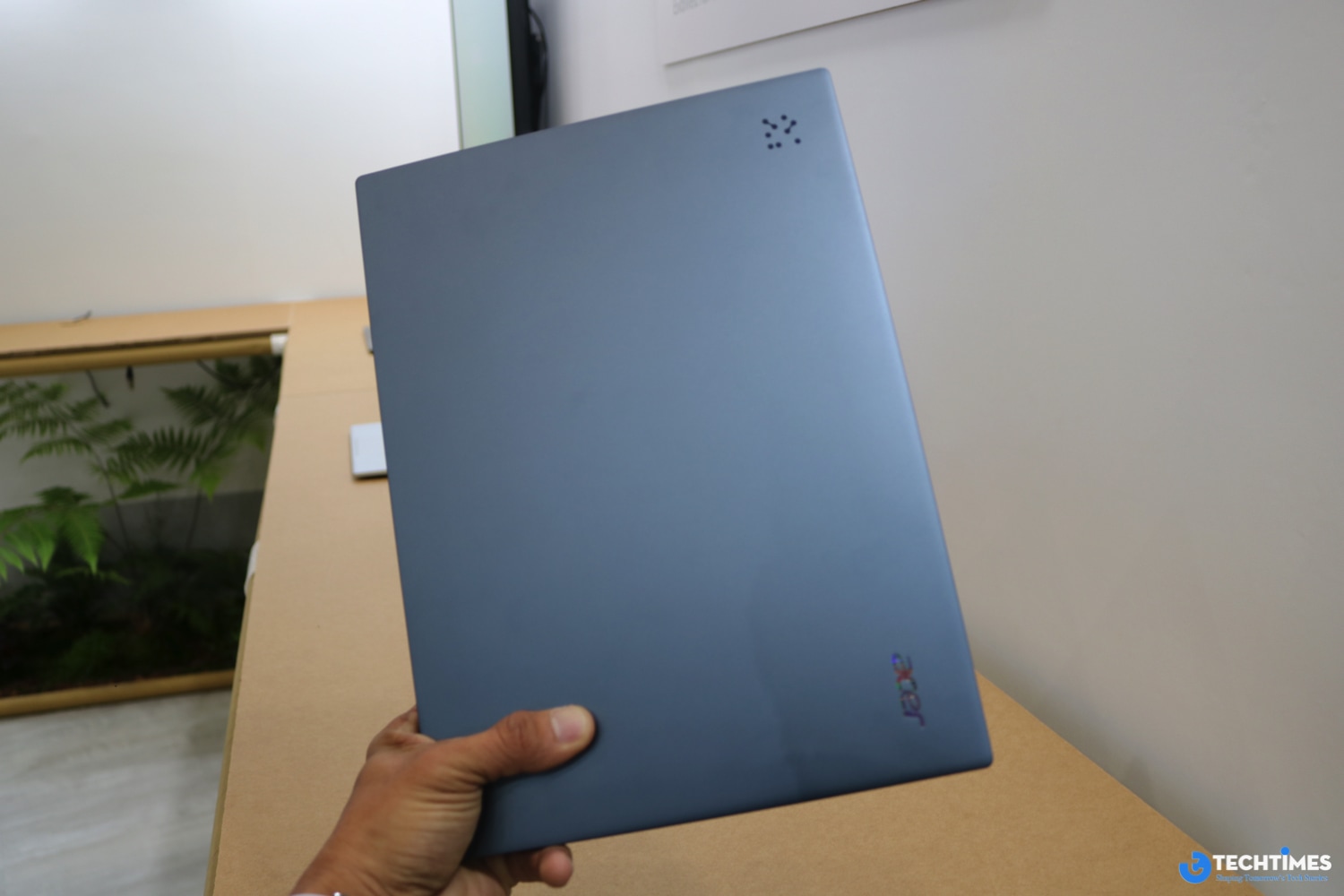 Acer Aspire 14 AI (A14-52M) có thiết kế hiện đại với trọng lượng chỉ 1,37 kg và độ mỏng 17 mm khi gập lại, phù hợp cho người dùng thường xuyên di chuyển
