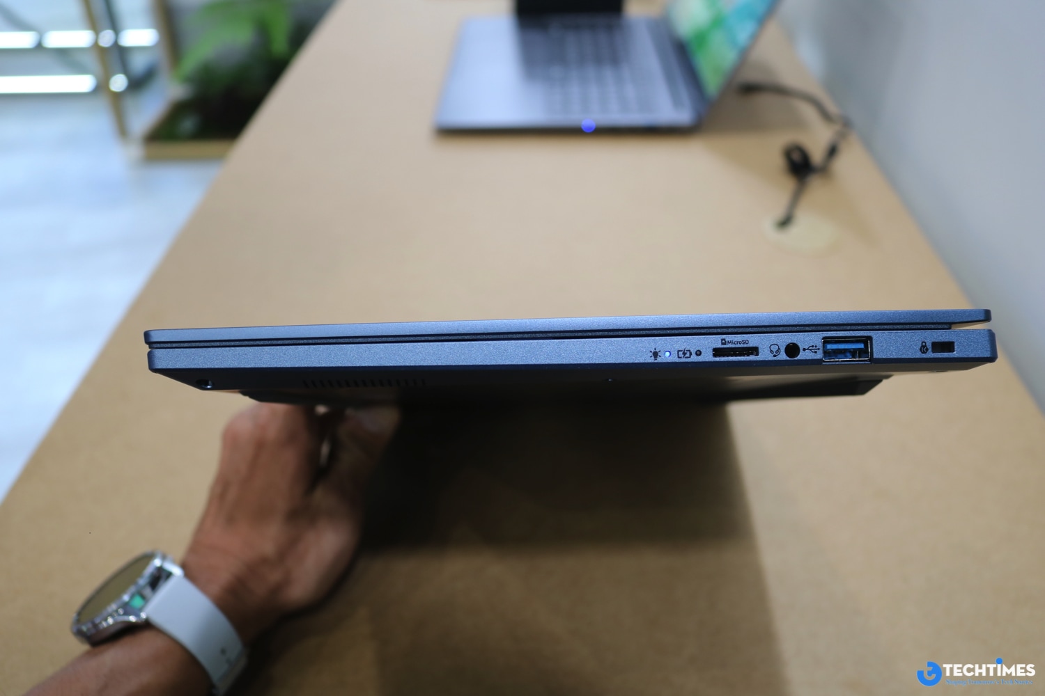 Cạnh bên phải hiển thị trạng thái nguồn, khe cắm thẻ nhớ, khe cắm tai nghe 3,5mm và USB-A.