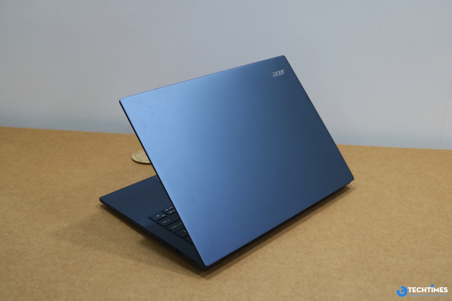 Acer Aspire 14 AI (A14-52M) có thiết kế hiện đại với trọng lượng chỉ 1,37 kg và độ mỏng 17 mm khi gập lại, phù hợp cho người dùng thường xuyên di chuyển