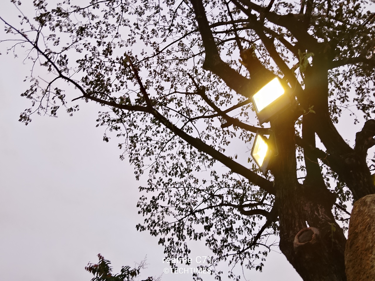 Ảnh chụp ở điều kiện thiếu sáng (6h rưỡi tối) cho chất lượng khá ổn trong tầm giá.