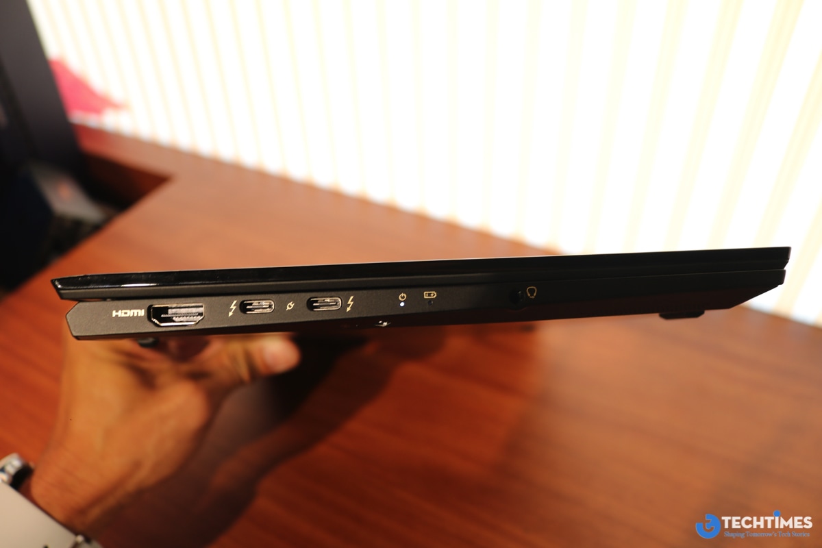 Prestige 13 AI+ Ukiyo-e Edition được trang bị đầy đủ các cổng kết nối cần thiết cho một ultrabook cao cấp.