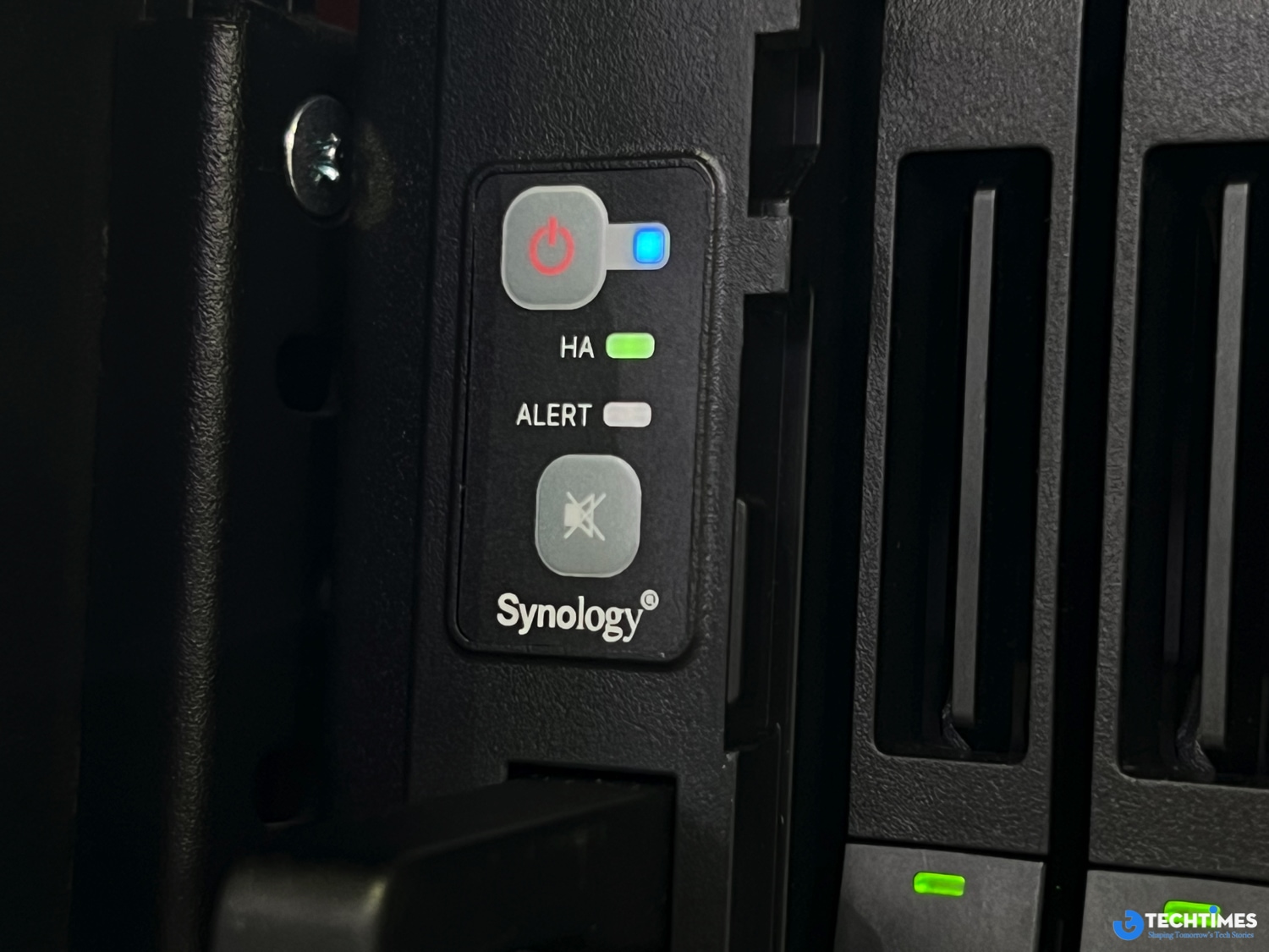 Synology PAS7700 Computex 2025 TechTimes 4 TechTimes.vn COMPUTEX 2025: Đánh giá nhanh dòng lưu trữ Synology Active-Active NVMe All-Flash PAS7700