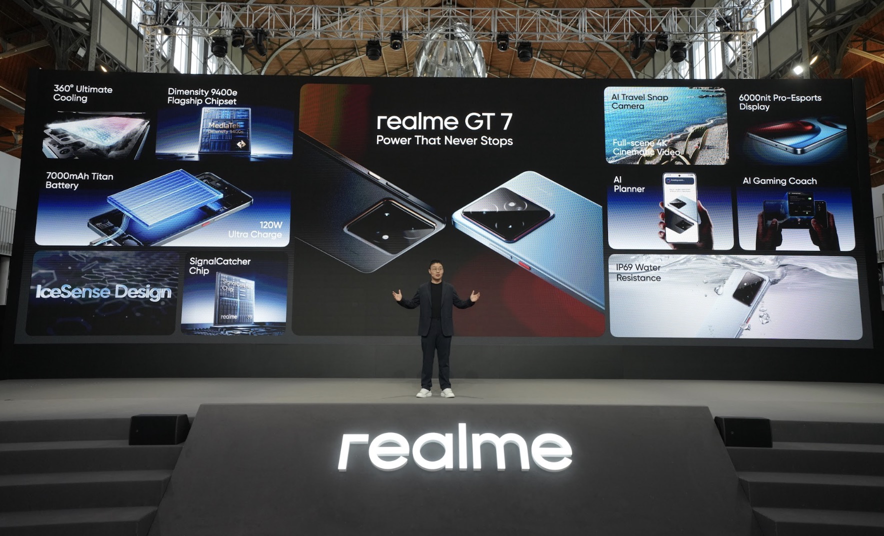Tại sự kiện ra mắt, realme đã chính thức công bố mức giá cho loạt sản phẩm mới nhất của hãng. Cụ thể, realme GT 7 sẽ có giá 749,99 Euro cho phiên bản tiêu chuẩn với 12GB RAM và 256GB bộ nhớ trong; phiên bản tiếp theo có giá 799,99 Euro với 12GB RAM và 512GB bộ nhớ trong. Bên cạnh đó, các sản phẩm realme GT 7T, realme GT 7 Dream Edition và tai nghe realme Buds Air 7 Pro cũng được niêm yết với các mức giá lần lượt 649,99 Euro 899,99 Euro và 139 Euro. Với sự kết hợp vượt trội giữa hiệu năng flagship và mức giá cạnh tranh hàng đầu, dòng sản phẩm mới của realme hứa hẹn sẽ trở thành lựa chọn nổi bật trong thị trường smartphone hiện nay.
