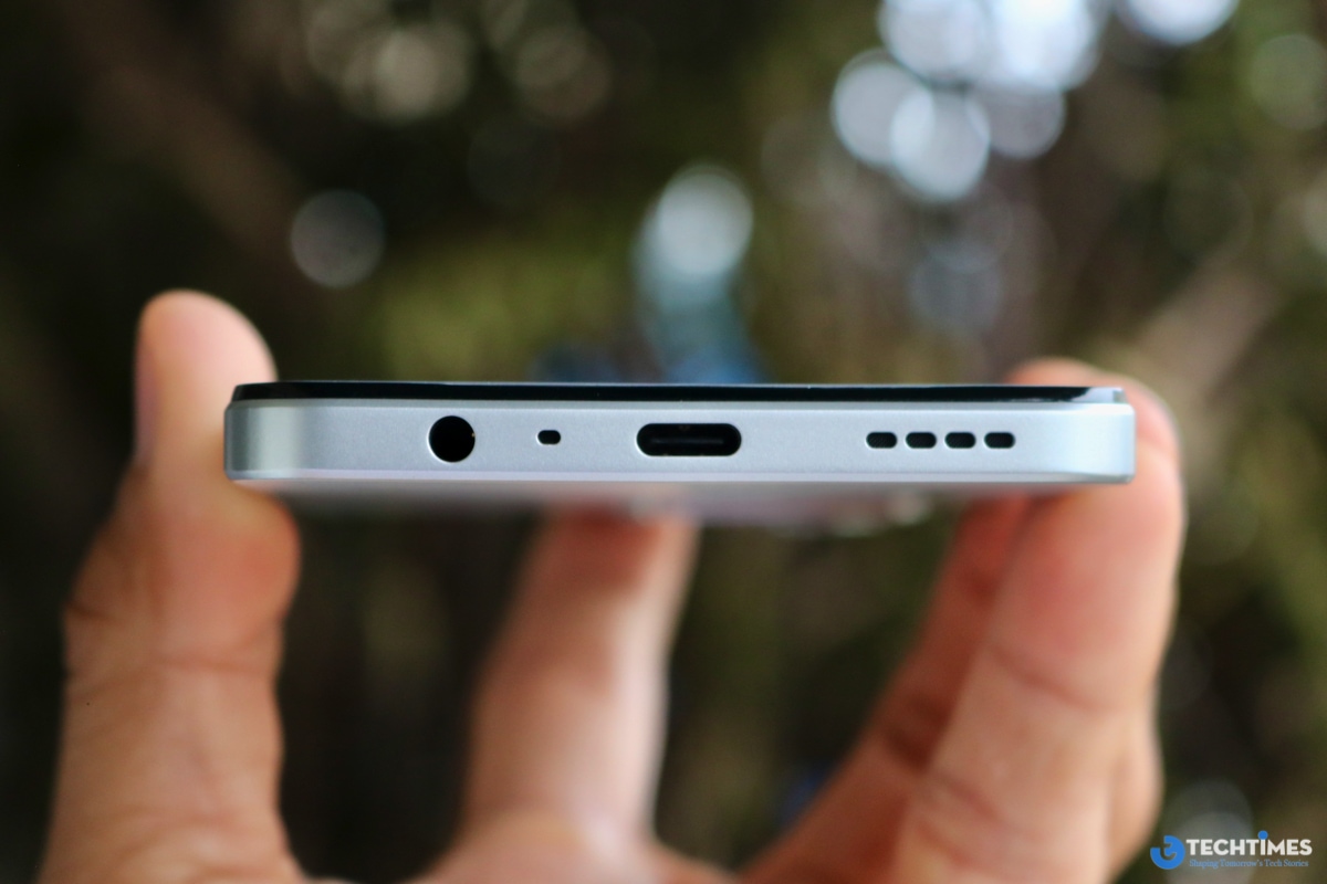 Cạnh dưới của máy là nơi bố trí cổng tai nghe 3,5mm, micro, sạc USB-C và khe loa.