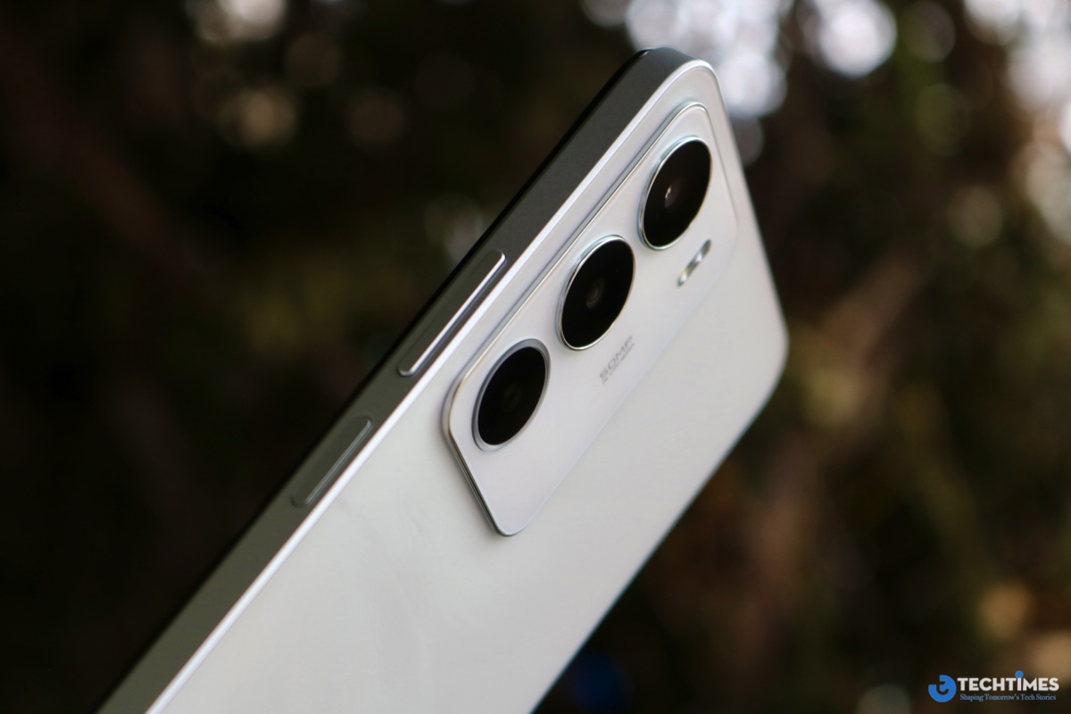 Nút nguồn và chỉnh âm lượng ở cạnh phải.