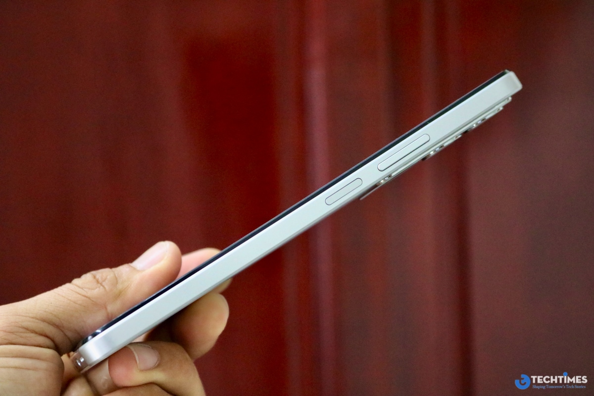 Cận cảnh cạnh phải của máy.