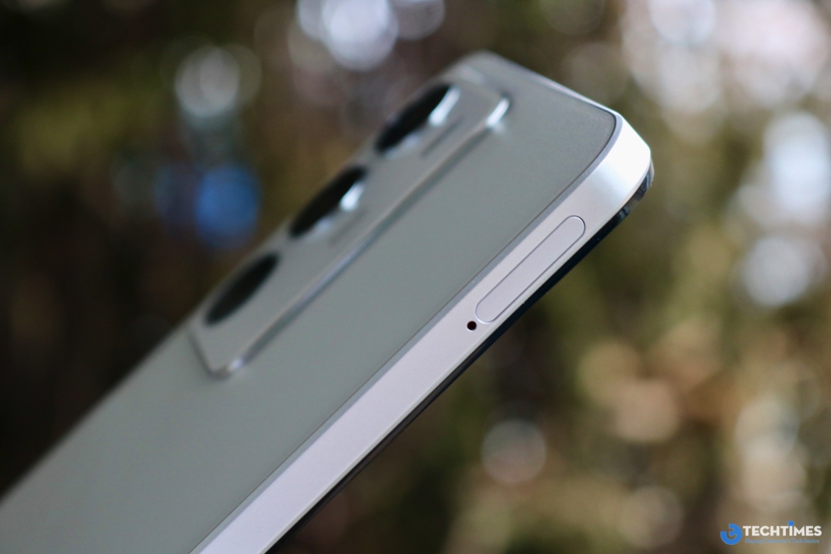 Khay SIM ở cạnh trái.