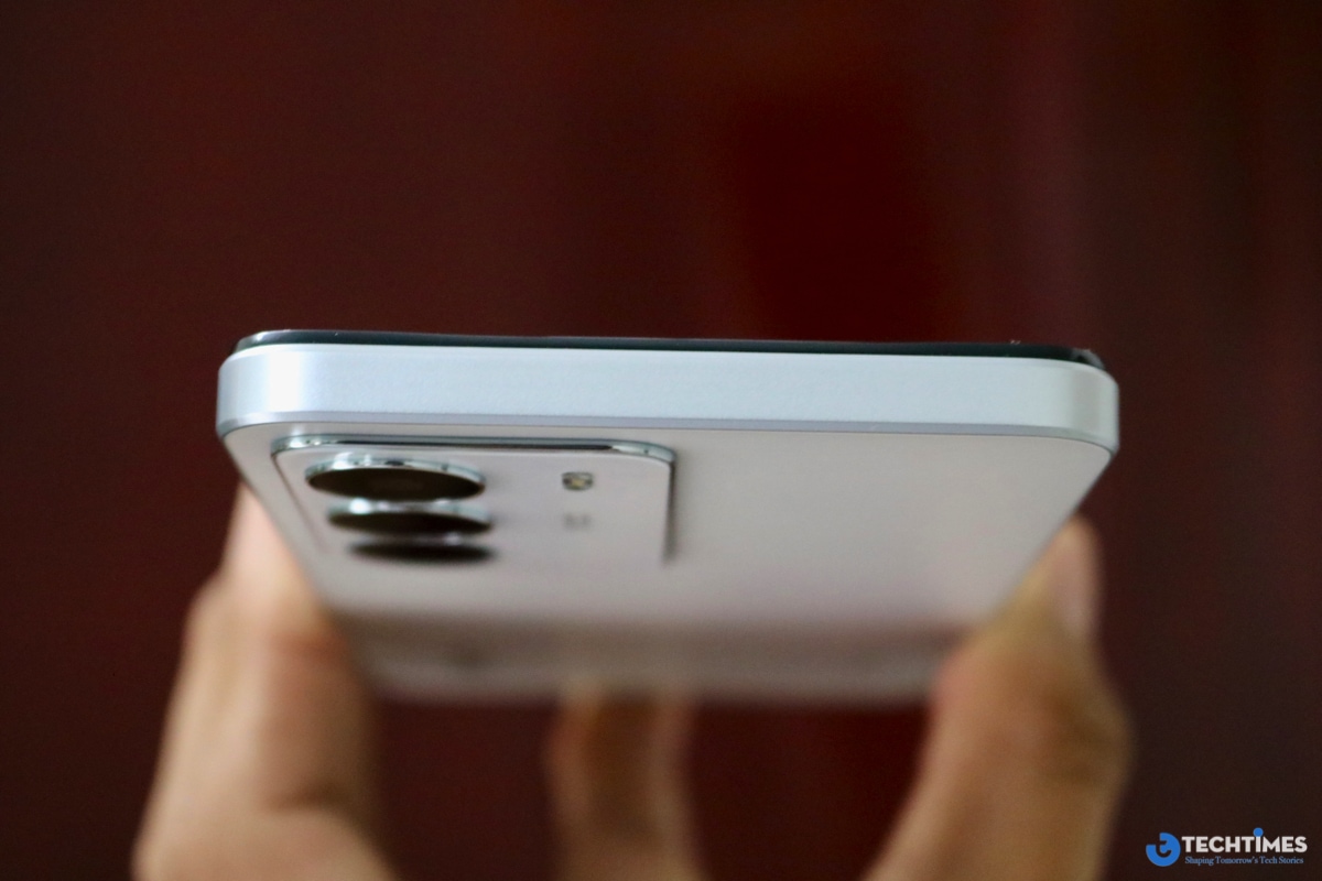 Cạnh trên khá trống trải.