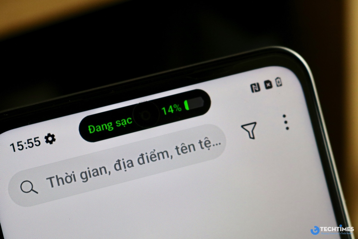 Tính năng Mini Capsule 3.1 và Always-On Display tăng tính tiện lợi khi hiển thị thông báo và thông tin cơ bản.