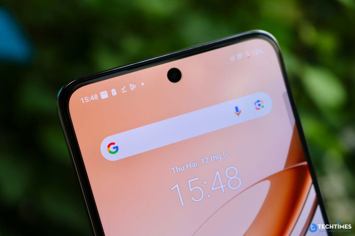 Camera selfie 32MP ở mặt trước màn hình dạng "notch" nốt ruồi của máy.