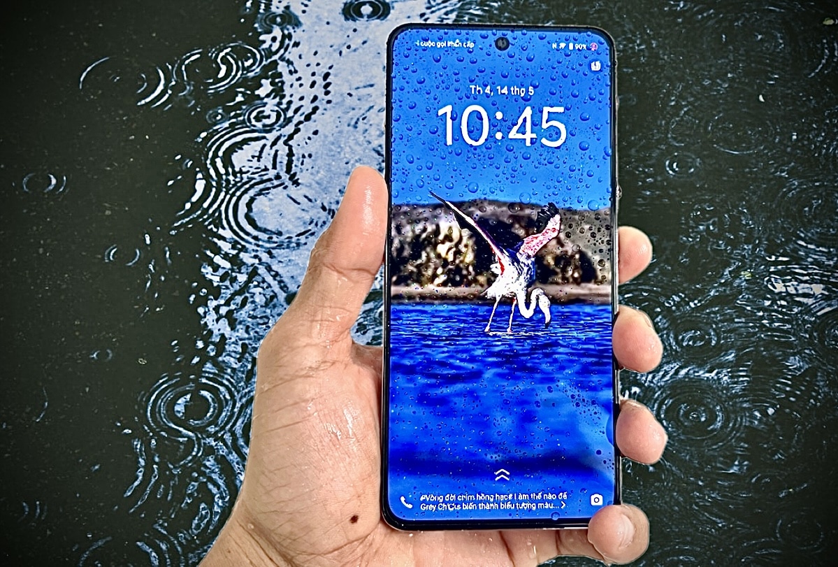 Một điểm cộng lớn của vivo V50 Lite 5G là độ bền. Máy đạt chuẩn IP65 về khả năng kháng nước bắn và bụi, cho phép sử dụng trong điều kiện mưa nhẹ hoặc môi trường bụi bẩn mà không lo hư hỏng