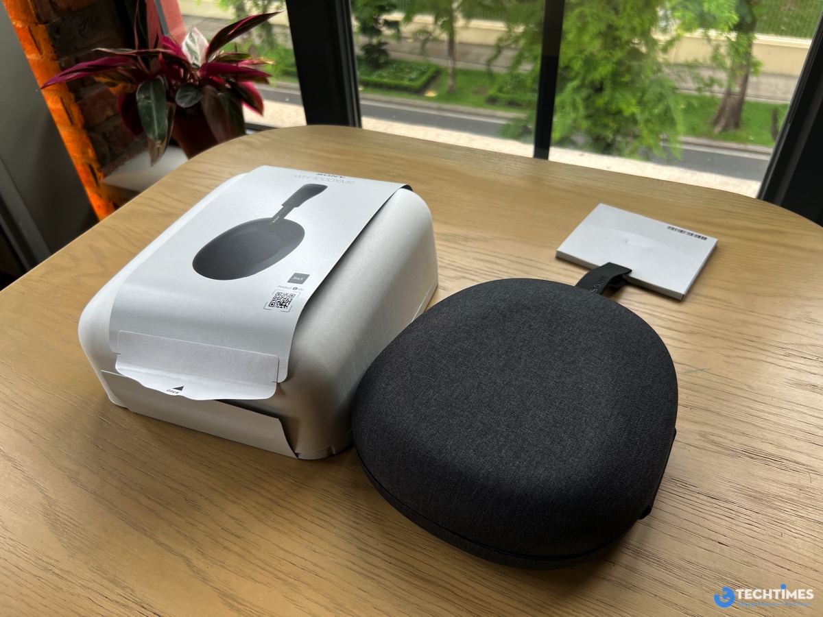 Ngay từ cái nhìn đầu tiên, Sony WH-1000XM6 đã gây ấn tượng mạnh mẽ với thiết kế tinh tế, hiện đại nhưng không phô trương. So với người tiền nhiệm WH-1000XM5, Sony đã mang trở lại thiết kế gập – một điểm nhấn được nhiều người yêu thích từ phiên bản WH-1000XM4. Điều này không chỉ giúp tai nghe gọn gàng hơn khi cất giữ, mà còn khiến nó trở thành lựa chọn lý tưởng cho những ai thường xuyên di chuyển.