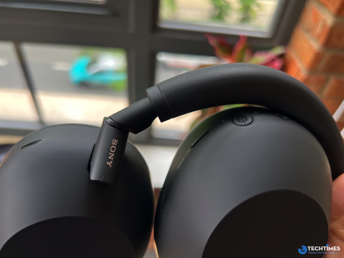 Tôi đặc biệt ấn tượng với thiết kế gập mới, sử dụng bản lề thép không gỉ chắc chắn hơn so với các phiên bản trước. Điều này khiến tôi yên tâm hơn khi mang tai nghe đi khắp nơi, từ những chuyến tàu đông đúc đến những quán cà phê nhộn nhịp. Tuy nhiên, tôi vẫn cẩn thận khi gập tai nghe, vì bản lề dù đã được cải thiện nhưng vẫn có cảm giác hơi mong manh nếu không sử dụng đúng cách.