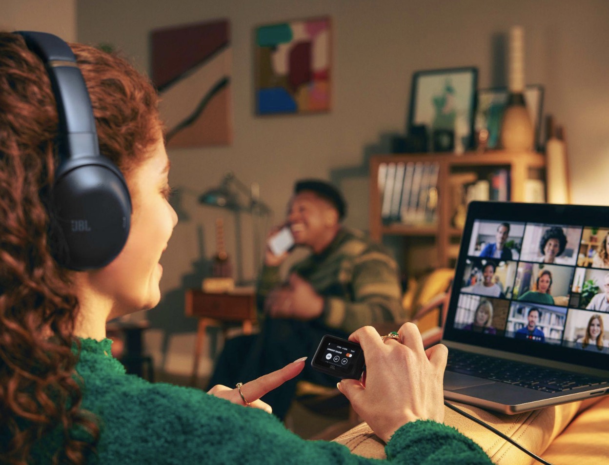 JBL Tour One M3 Smart Tx: Bước đột phá mới của âm thanh cá nhân với kết nối thông minh toàn diện TechTimes Vietnam “JBL Tour One M3 Smart Tx là bước tiến lớn trong hành trình tái định nghĩa âm thanh tiêu dùng của JBL. Việc tích hợp bộ phát Smart Tx không chỉ nâng tầm chất lượng nghe mà còn mở ra cách tiếp cận mới cho trải nghiệm cá nhân hóa âm thanh,”