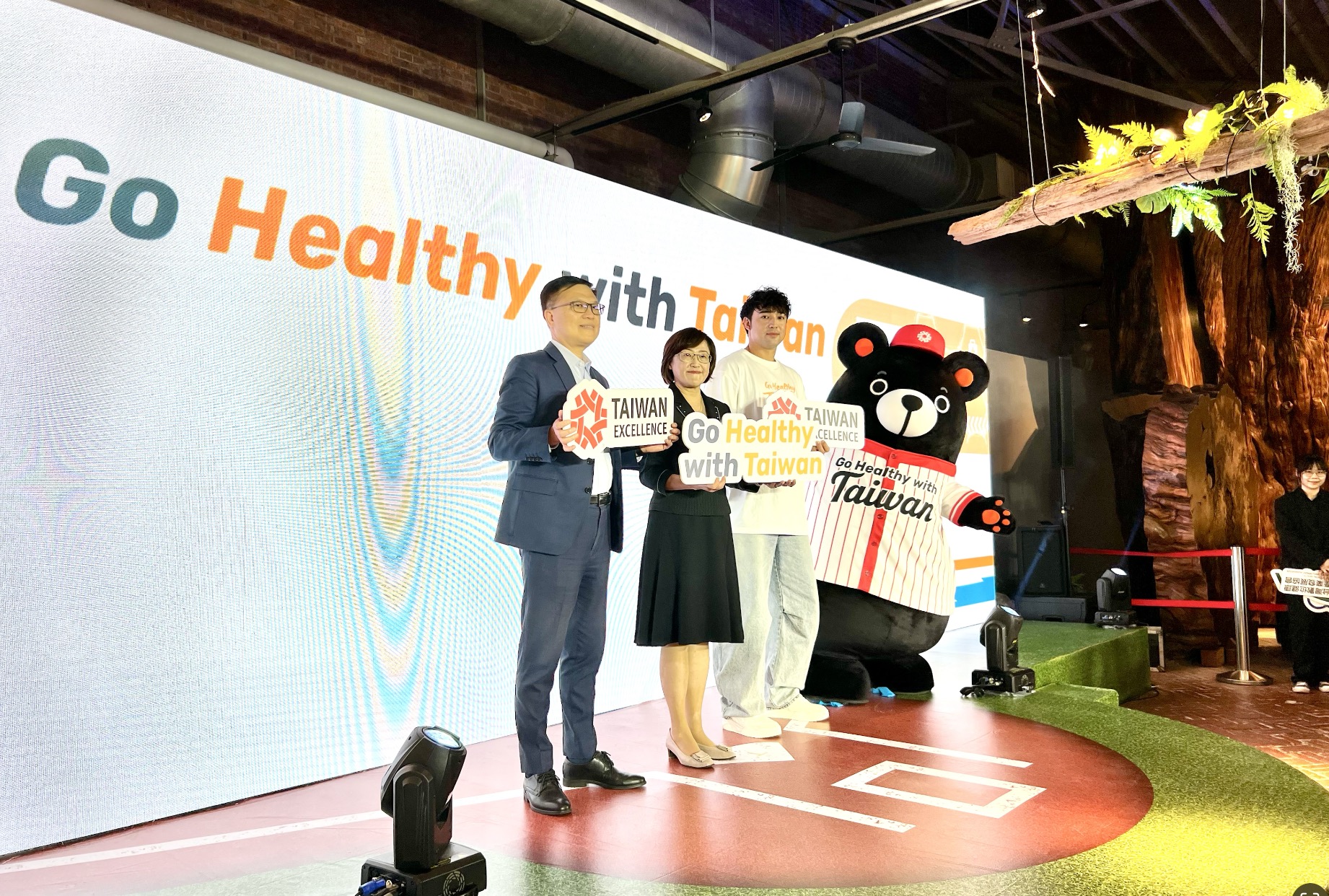 Taiwan Launches “Go Healthy with Taiwan” Global Challenge to Inspire Innovative Healthcare Solutions TechTimes Vietnam The program’s launch event embraced a sports theme under the slogan “Taiwan’s Best Pitch – A Home Run for Proposals!” with a venue styled as a baseball stadium. Taiwanese baseball star Lin An-Ko and Taiwan Excellence’s mascot “Bear-i” made special appearances to energize the crowd. Lin delivered a symbolic home run hit to represent Taiwan’s ambition of taking its top-tier healthcare solutions to the global stage and inspiring cross-border innovation.