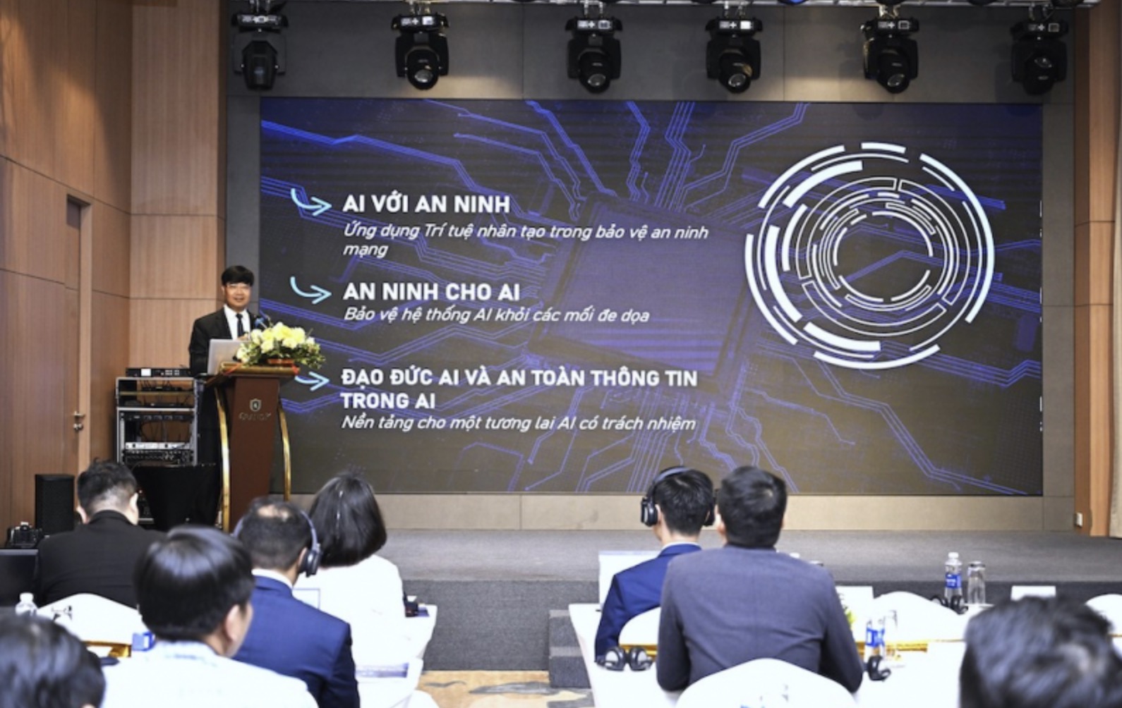 Đại tá Nguyễn Hồng Quân, Giám đốc Trung tâm huấn luyện Cục An ninh mạng và PCTP sử dụng công nghệ cao phát biểu tại chương trình.