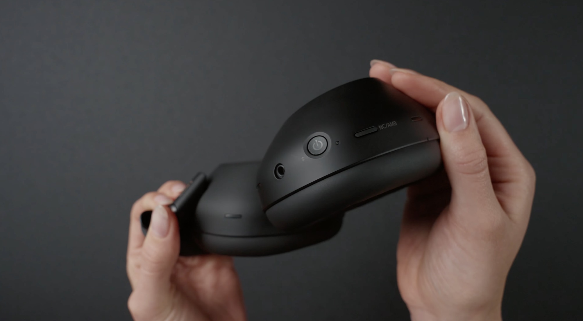 Sony WH-1000XM6 được tích hợp hàng loạt tính năng thông minh, từ điều khiển bằng cử chỉ đầu đến tích hợp trợ lý ảo. Bảng điều khiển cảm ứng trên tai nghe phải cực kỳ nhạy, cho phép tôi dễ dàng tạm dừng, chuyển bài hoặc điều chỉnh âm lượng chỉ bằng vài lần chạm hoặc vuốt. Nút nguồn và nút ANC trên tai nghe trái được thiết kế khác nhau về hình dạng, giúp tôi dễ dàng phân biệt ngay cả khi không nhìn.