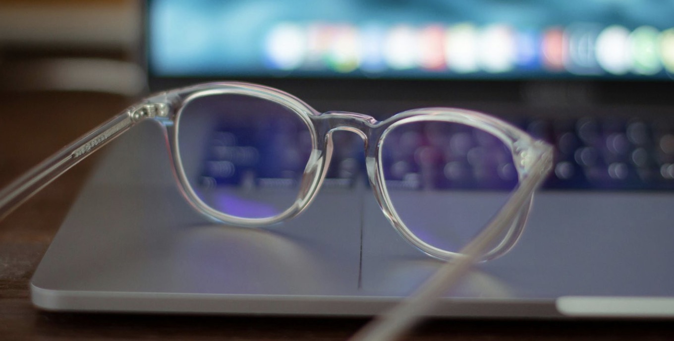 Apple tăng tốc phát triển 7 thiết bị đeo đầu, kính thông minh Apple Glasses ra mắt từ 2027