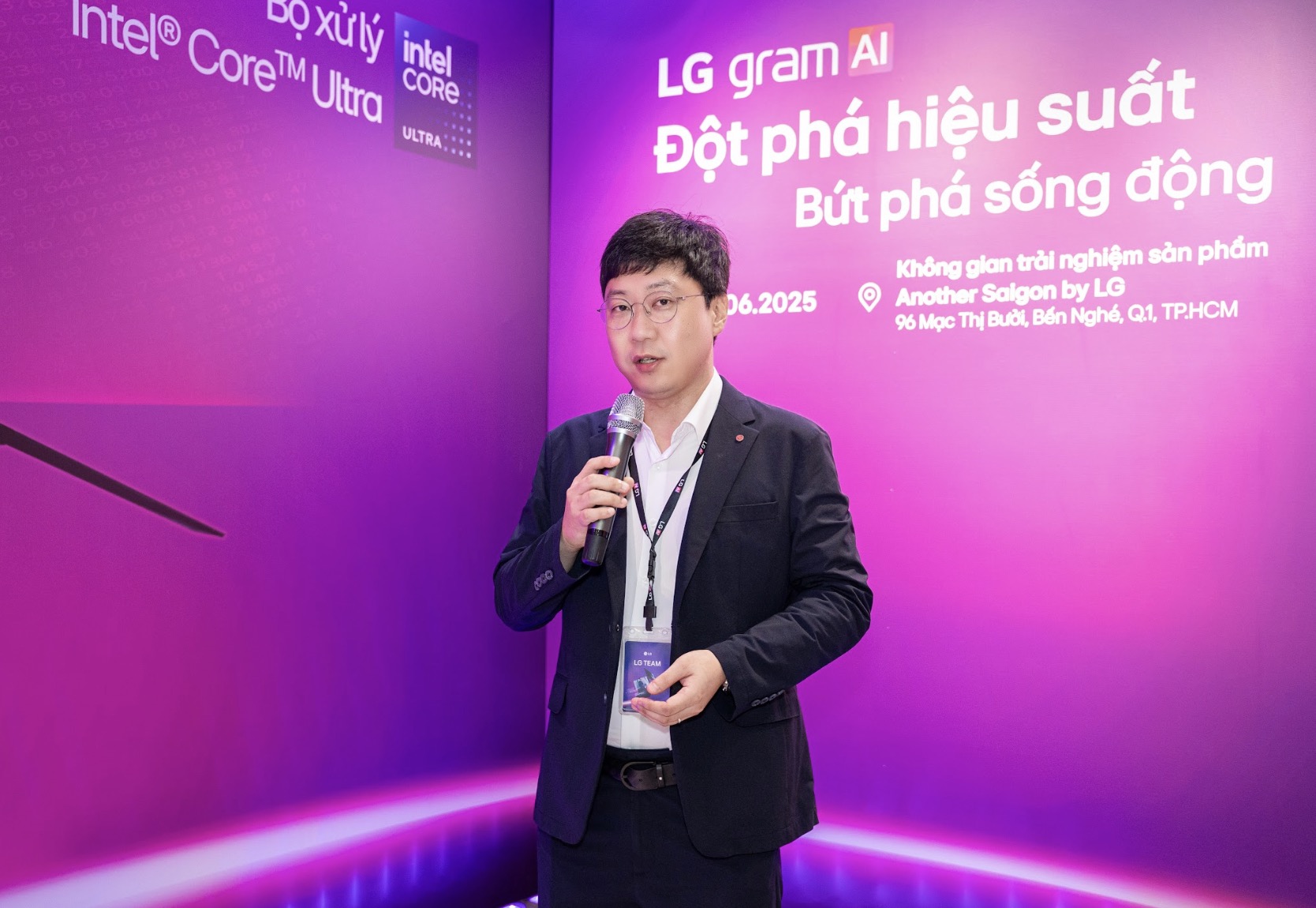 Ông Lee Woo Ho, Giám đốc ngành hàng Giải pháp điện tử Giải trí & Tin học LG Electronics Việt Nam