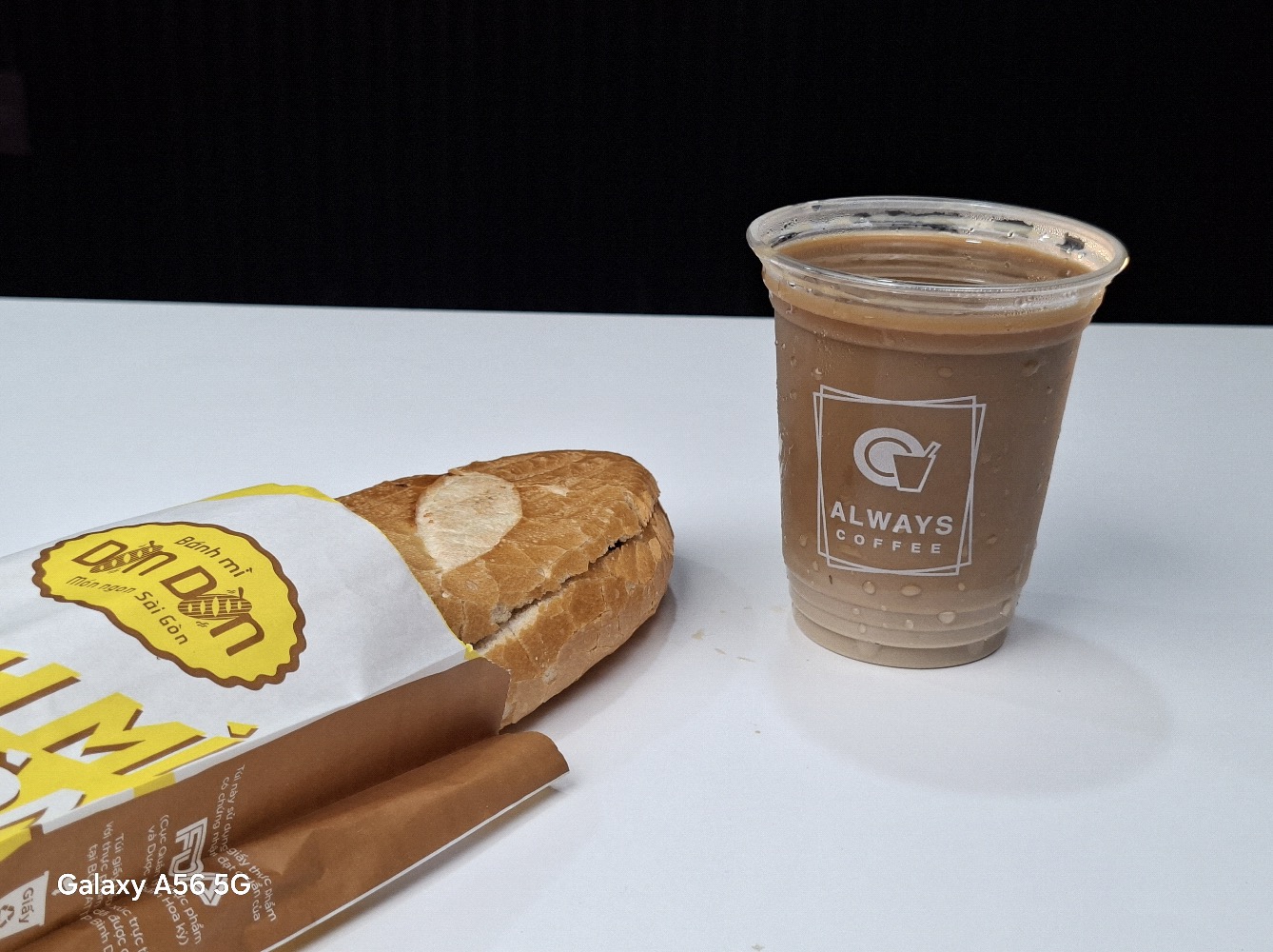 Buổi Sáng: Bánh Mì và Cà Phê Sữa Đá