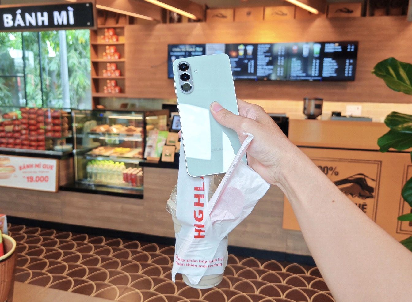 Sau bữa ăn, mình tạt ngay vào Highlands thử ngay món trà sữa Mochi mới ra mắt. Dùng tính năng Samsung Pay thanh toán siêu xịn xò và tiện lợi.