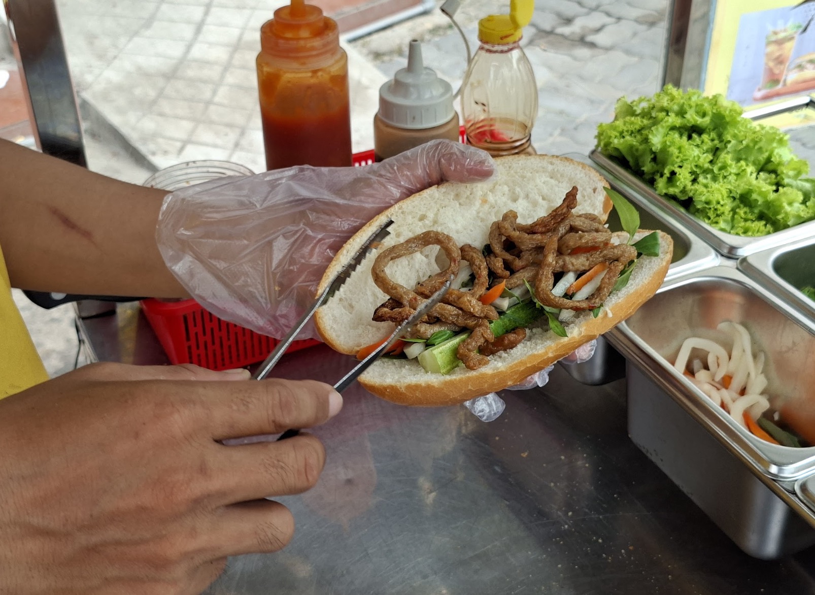 Sài Gòn là nơi hội tụ của những hương vị độc đáo, từ món phở Bắc thanh tao, bún bò Huế cay nồng, đến lẩu mắm miền Tây đậm đà. Mỗi con hẻm, mỗi góc phố đều kể một câu chuyện về văn hóa và con người qua những món ăn. Bánh mì Sài Gòn, phá lấu, cơm tấm, hay chè ba miền là những biểu tượng ẩm thực đường phố làm say lòng thực khách. Theo một bài viết từ Grab VN, “Sài Gòn là nơi mà những hương vị khác nhau từ khắp nơi đều hòa quyện vào nhau, tạo nên một bức tranh ẩm thực đa sắc màu”. Câu nói “Sống ở Sài Gòn, thiếu tiền thì chả thiếu đồ ăn!” đã trở thành chân lý, khi bạn có thể tìm thấy vô số hàng quán từ bình dân đến độc lạ trên mọi cung đường.