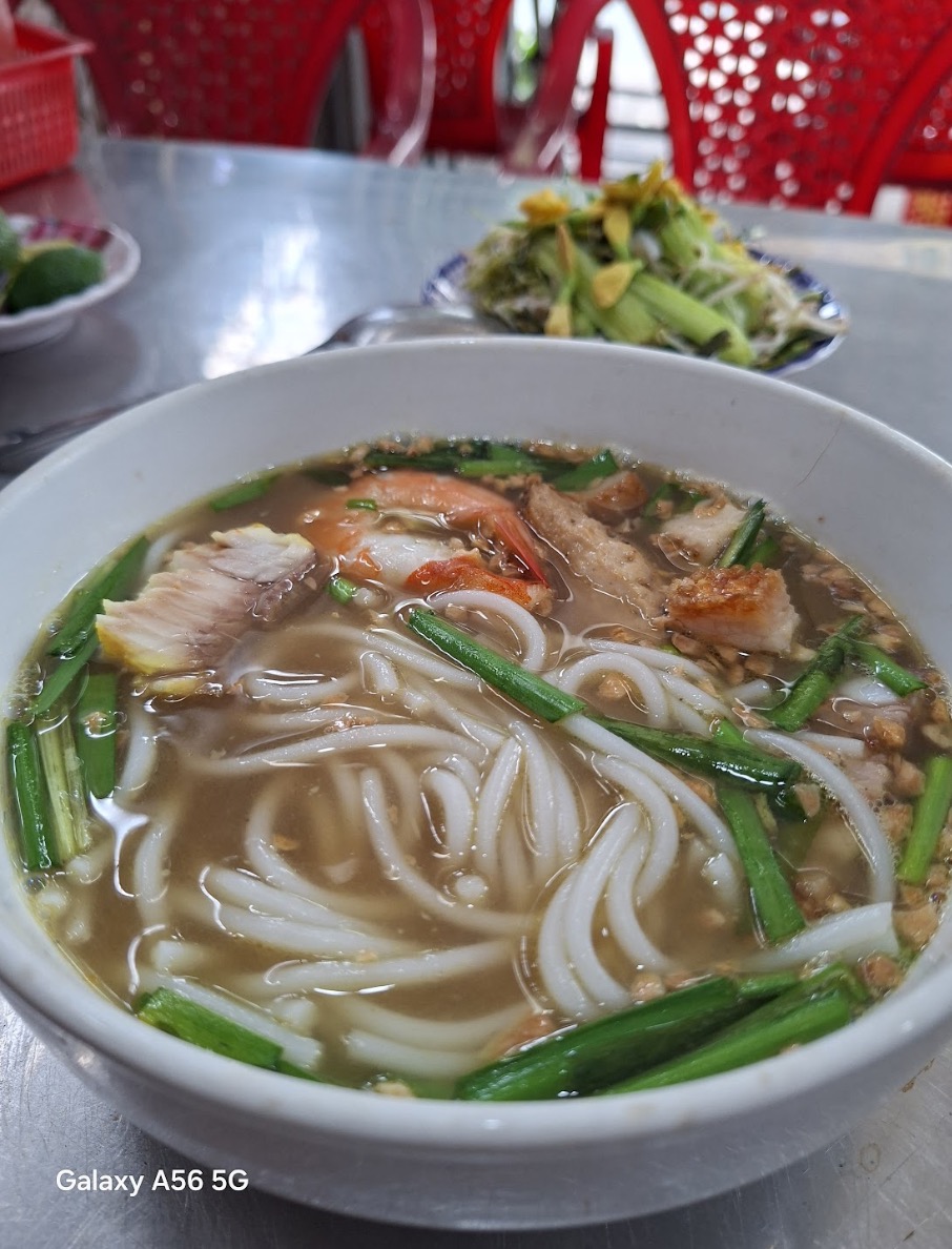 À, và tất nhiên mình không thể bỏ qua “nghi thức” check-in món ăn – điều mà dân sành ăn thời nay không thể thiếu. Trên chiếc Galaxy A56 5G, mình tranh thủ chụp ngay vài tấm hình món trà sữa vừa gọi, tận dụng luôn tính năng Create Filter cực đỉnh. 