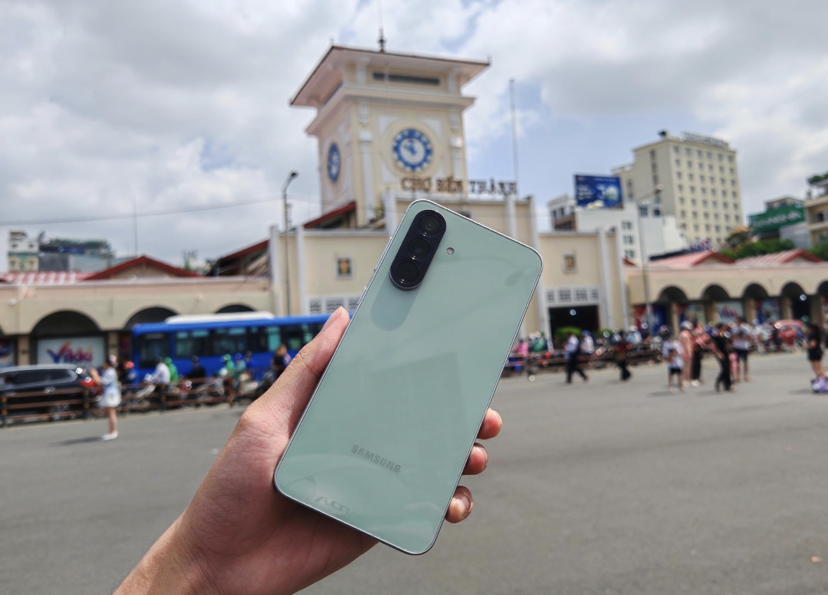 Ẩm thực đường phố Sài Gòn không chỉ đơn thuần là chuyện ăn uống – đó là một hành trình khám phá trọn vẹn về hương vị, con người và văn hóa đặc trưng của thành phố năng động này. Mỗi món ăn mang theo một câu chuyện, một lát cắt cuộc sống rất đời thường nhưng cũng rất đỗi thú vị, từ tiếng xèo xèo của chảo bánh khọt, mùi thơm của thịt nướng đến nụ cười thân thiện của những cô chú bán hàng bên vỉa hè.