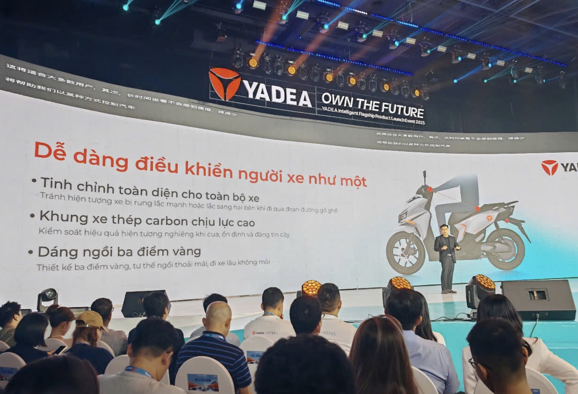 Chia sẻ tại sự kiện, ông Liu Jia – Tổng Giám đốc YADEA Việt Nam nhấn mạnh: “Việt Nam đóng vai trò chiến lược trong tầm nhìn phát triển toàn cầu của YADEA. Chúng tôi cam kết không ngừng đổi mới, cung cấp những mẫu xe điện thông minh và thời thượng, phù hợp với nhu cầu đa dạng của người Việt. Năm 2025, với sự đồng hành của SOOBIN, chúng tôi kỳ vọng truyền cảm hứng để thế hệ trẻ chủ động lựa chọn phương tiện di chuyển xanh và bền vững hơn.”