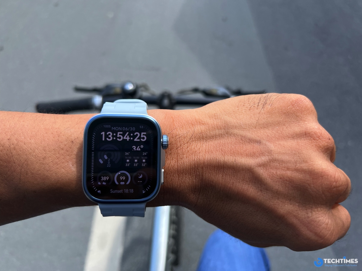 HUAWEI Watch Fit 4 Pro màu xanh lam sở hữu thiết kế vuông vắn, hiện đại, mang hơi hướng của Apple Watch Ultra 2 nhưng vẫn giữ nét độc đáo của Huawei. 