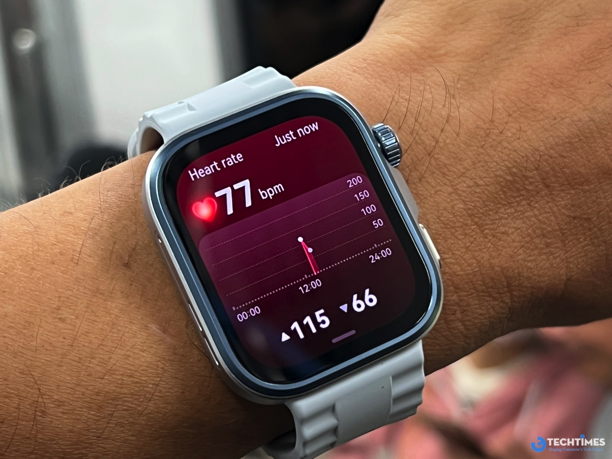 HUAWEI Watch Fit 4 Pro được trang bị hệ thống TruSense, theo dõi 60 chỉ số sức khỏe trên sáu hệ thống cơ thể, bao gồm hô hấp, thần kinh, và nội tiết. Trong thử nghiệm thực tế, chúng tôi sử dụng tính năng đo nhịp tim và SpO2 khi leo cầu thang tại một tòa nhà ở quận 7. Kết quả cho thấy nhịp tim trung bình dao động từ 120-140 bpm, khá tương đồng với dây đeo ngực Polar H10. Tuy nhiên, trong một buổi tập HIIT tại phòng gym ở quận Bình Thạnh, dữ liệu nhịp tim có độ trễ nhẹ khi nhịp tim tăng đột ngột, với sai số khoảng 5-7 bpm.