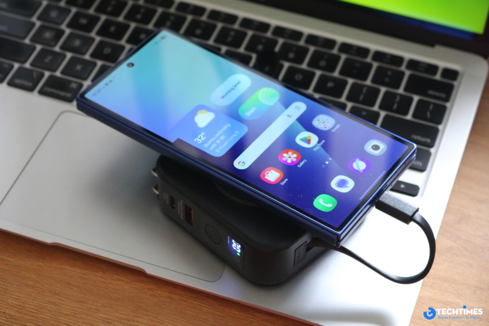 Với dung lượng 10,000mAh, QM10001ACBK cung cấp thời gian sử dụng lên đến 36 giờ cho smartphone thông thường, 16 giờ cho máy tính bảng nhỏ và 8 giờ cho máy tính bảng lớn. Đây là mức dung lượng lý tưởng cho những người thường xuyên di chuyển hoặc làm việc liên tục, đảm bảo thiết bị luôn sẵn sàng hoạt động.