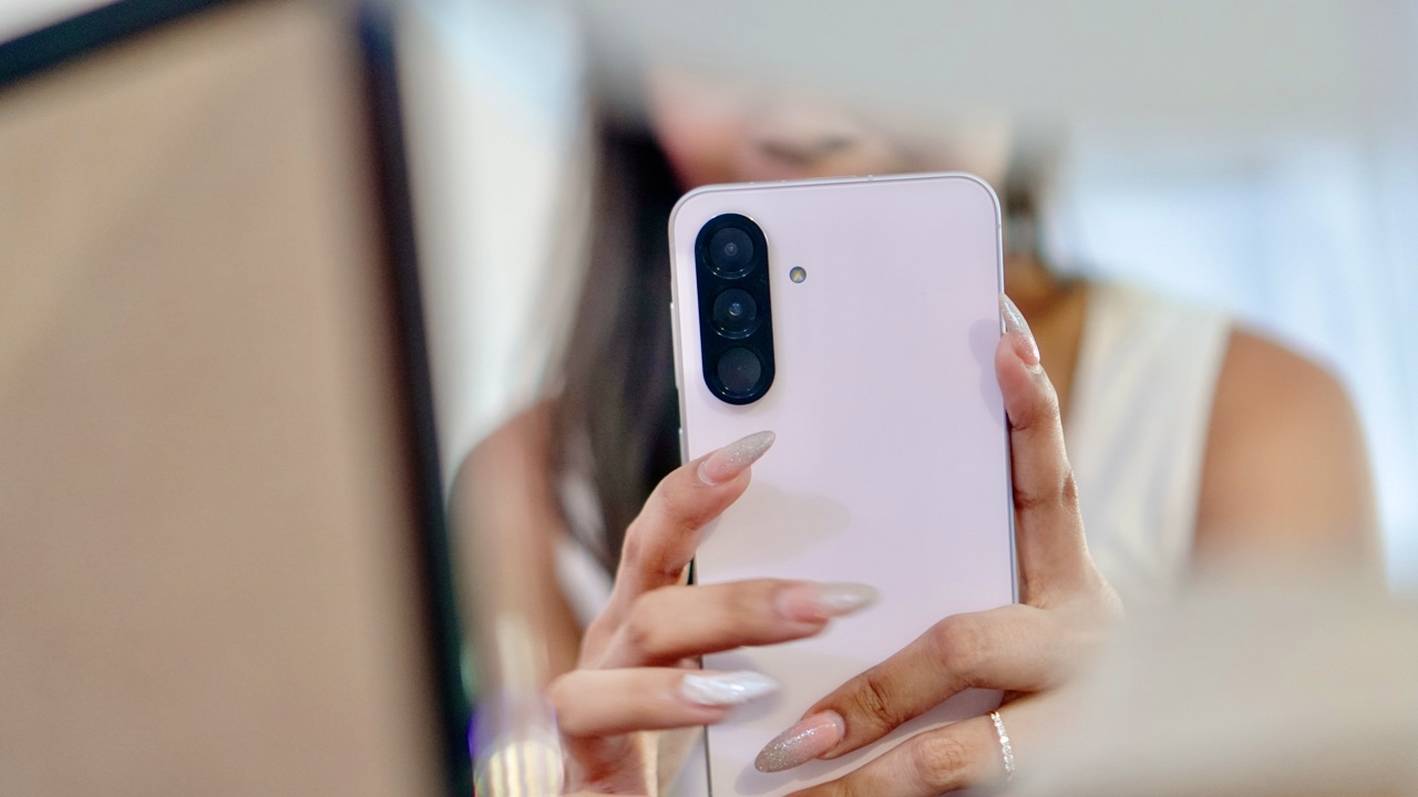 Samsung Galaxy A56 5G - Đè bẹp đối thủ với AI vô đối và màu hồng phấn táo bạo TechTimes Vietnam Samsung Galaxy A56 5G - Đè bẹp đối thủ với AI vô đối và màu hồng phấn táo bạo