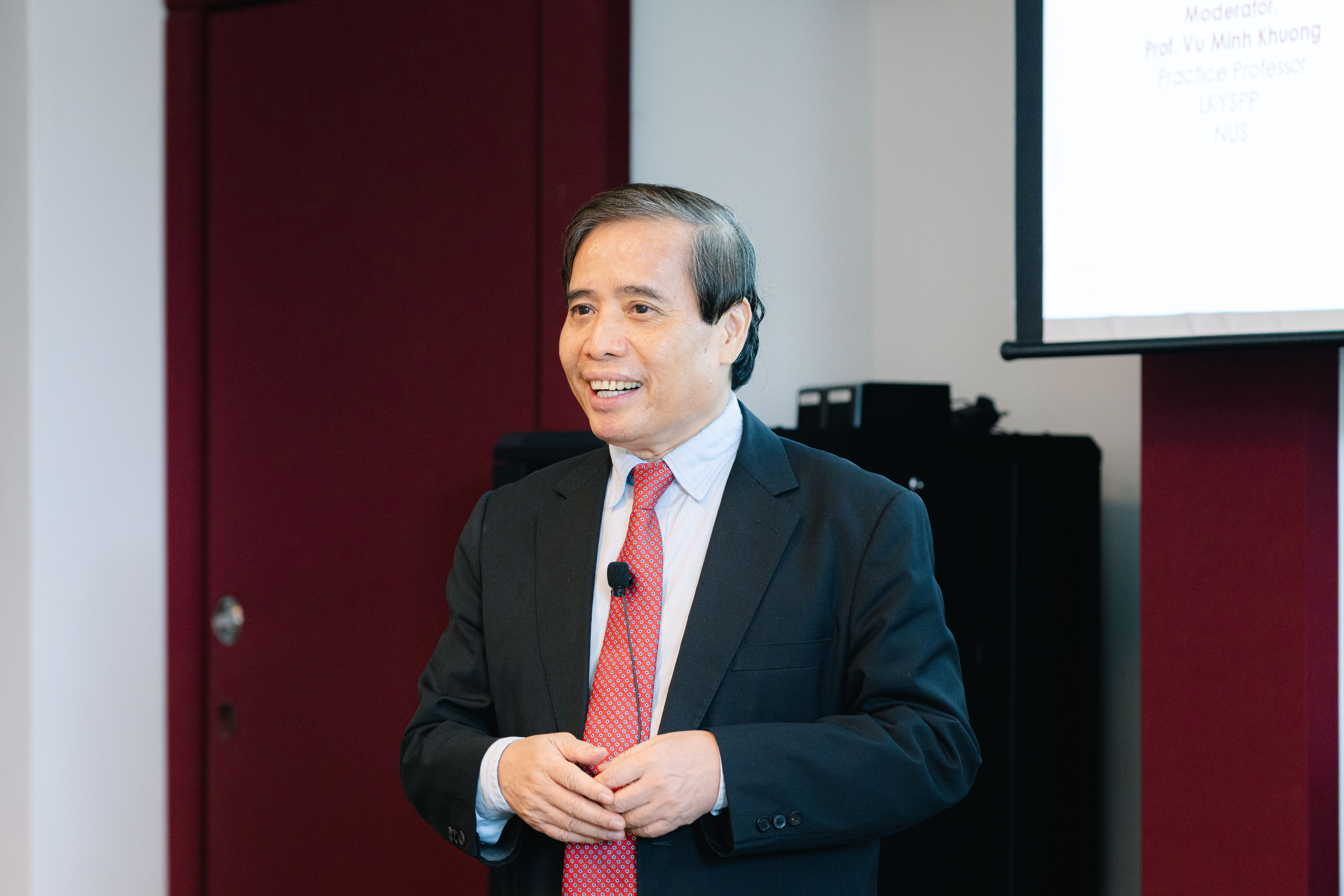 Giáo sư Vũ Minh Khương, Giáo sư thực hành tại Trường Chính sách Công Lý Quang Diệu, Đại học Quốc gia Singapore, tại sự kiện công bố báo cáo