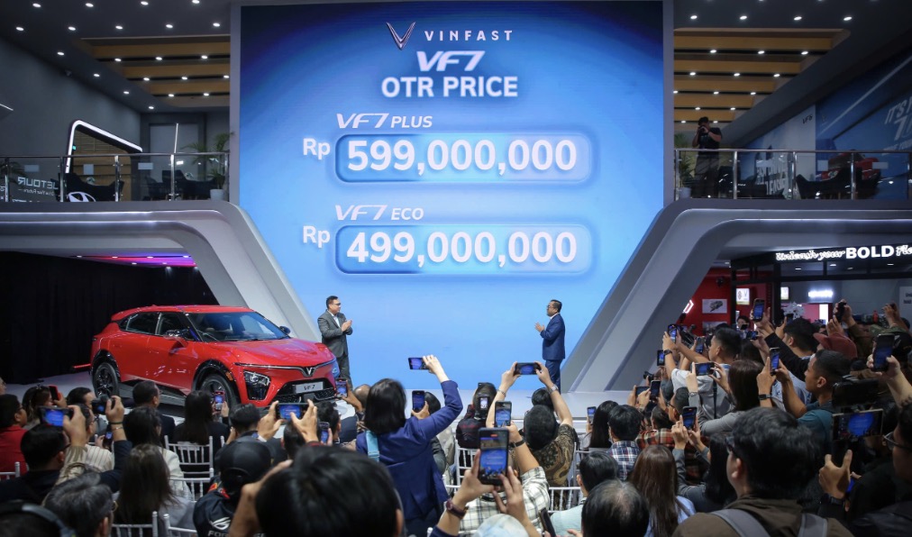 VinFast ra mắt VF 7 phiên bản tay lái nghịch tại Indonesia, tiếp tục mở rộng dải sản phẩm xe điện