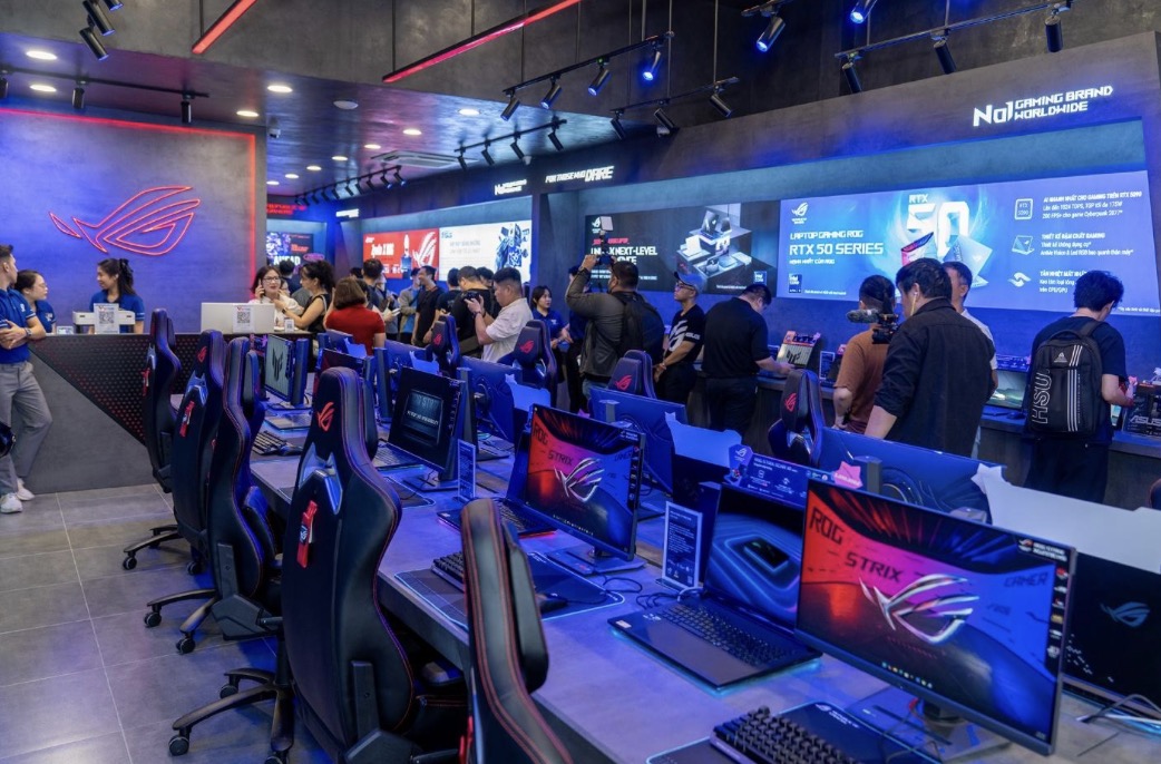 ASUS ROG mở cửa hàng trải nghiệm gaming cao cấp đầu tiên ROG Exclusive Store tại Việt Nam TechTimes Vietnam Song song với các khu vực trải nghiệm sản phẩm, cửa hàng còn là địa điểm lý tưởng cho các hoạt động cộng đồng như thi đấu game, workshop chia sẻ kỹ năng và trải nghiệm sản phẩm trước ngày ra mắt. Những người đam mê eSports, sáng tạo nội dung hay công nghệ nói chung đều có thể tìm thấy cảm hứng và cơ hội giao lưu tại đây.