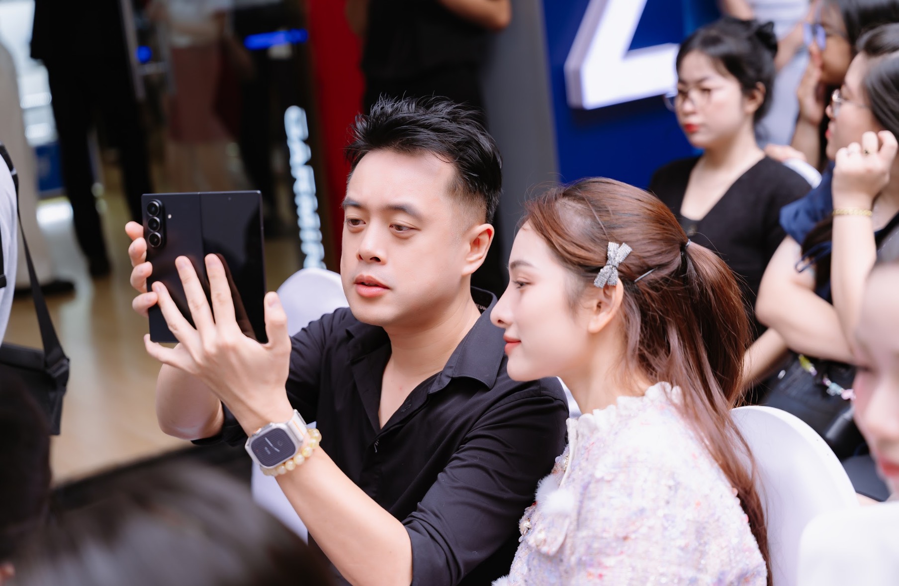 Galaxy Z Fold7 và Z Flip7 bùng nổ ngày đầu mở bán, đơn đặt trước tại Việt Nam tăng gấp đôi TechTimes Vietnam Thiết kế Ultra Sleek mỏng nhẹ, bản lề giọt nước giúp giảm nếp gấp và tăng độ bền nhận được nhiều phản hồi tích cực từ người dùng.