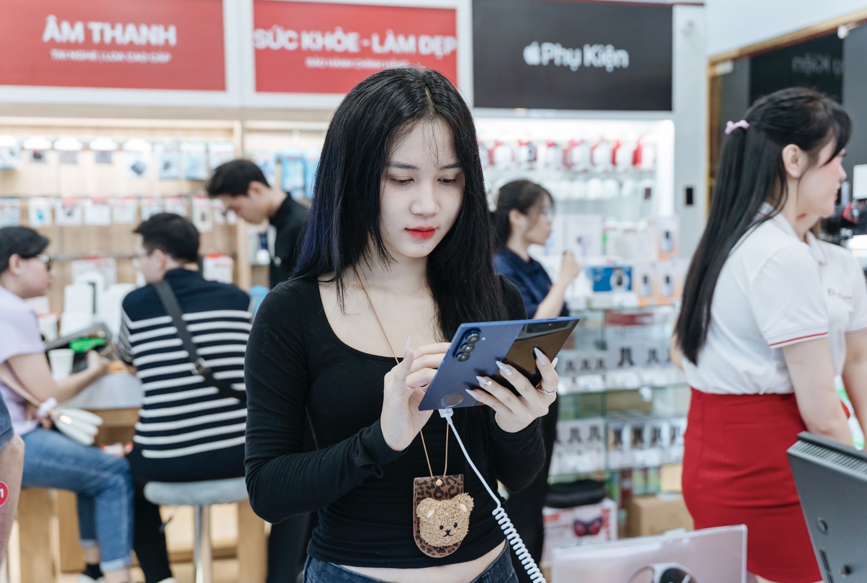 Galaxy Z Fold7 và Z Flip7 bùng nổ ngày đầu mở bán, đơn đặt trước tại Việt Nam tăng gấp đôi TechTimes Vietnam Dòng Z Fold7 có các phiên bản màu như Xanh Navy, Xanh Mint, Xám Metal và Đen Jet; còn Z Flip7 nổi bật với các lựa chọn Đỏ Coral, Xanh Navy, Xanh Mint và Đen Jet. Trong đó, các màu như Đỏ Coral và Xanh Navy được người dùng Việt Nam ưa chuộng nhất, đặc biệt giới trẻ, nhờ vào thiết kế hiện đại và cá tính. Các buổi trải nghiệm sản phẩm tại hệ thống Di Động Việt cho thấy người dùng đánh giá cao sự kết hợp giữa kiểu dáng gập độc đáo và màu sắc thời thượng.