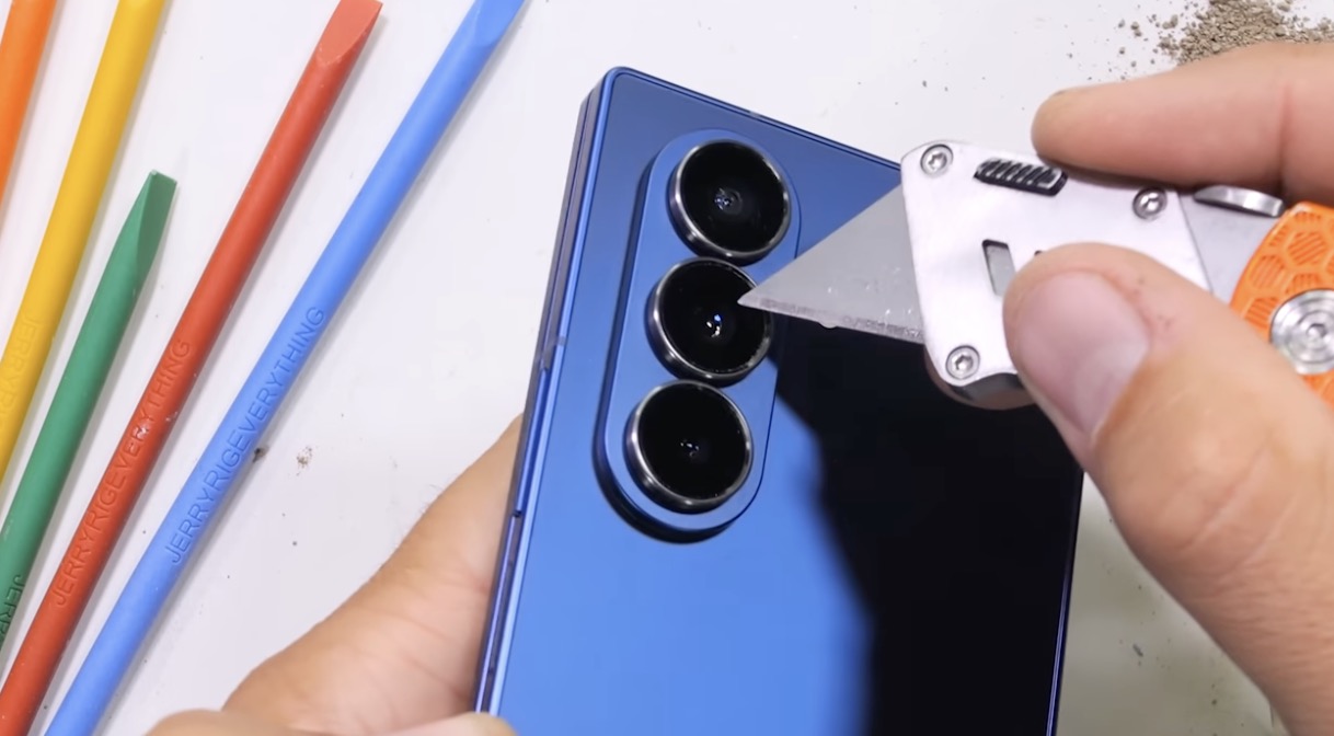 image 147 TechTimes Vietnam Galaxy Z Fold 7 qua thử nghiệm độ bền: Bản lề cải tiến nhưng màn hình trong vẫn dễ trầy