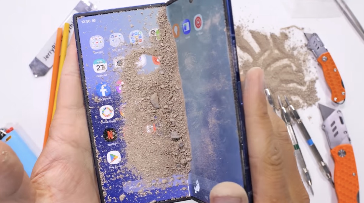 Dù đạt chuẩn chống bụi nước IP48, màn hình trong của Z Fold 7 vẫn dễ bị trầy bởi cát và bụi nhỏ. Tuy nhiên, bản lề lại gây bất ngờ khi không bị kẹt hay mài mòn trong bài thử nghiệm với bụi mịn – một điểm cải tiến rõ rệt so với các thế hệ Fold trước đó.