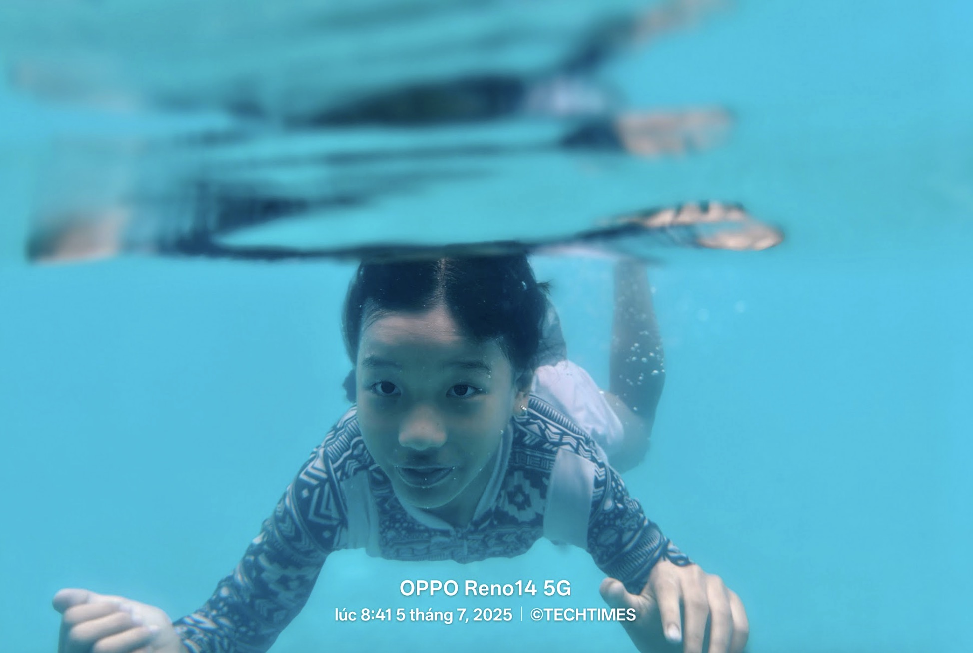 Với chuẩn IP69, Reno14 5G cho phép chụp ảnh và quay video 4K dưới nước ở độ sâu tối đa 2 mét trong 30 phút, theo OPPO Global. Chế độ Underwater Mode được kích hoạt thông qua giao diện camera, vô hiệu hóa màn hình cảm ứng và sử dụng phím âm lượng để chụp, đồng thời hỗ trợ rung để loại bỏ nước sau khi sử dụng. OPPO khuyến nghị sử dụng vỏ chống nước chuyên dụng để đảm bảo an toàn, đặc biệt trong môi trường nước mặn.