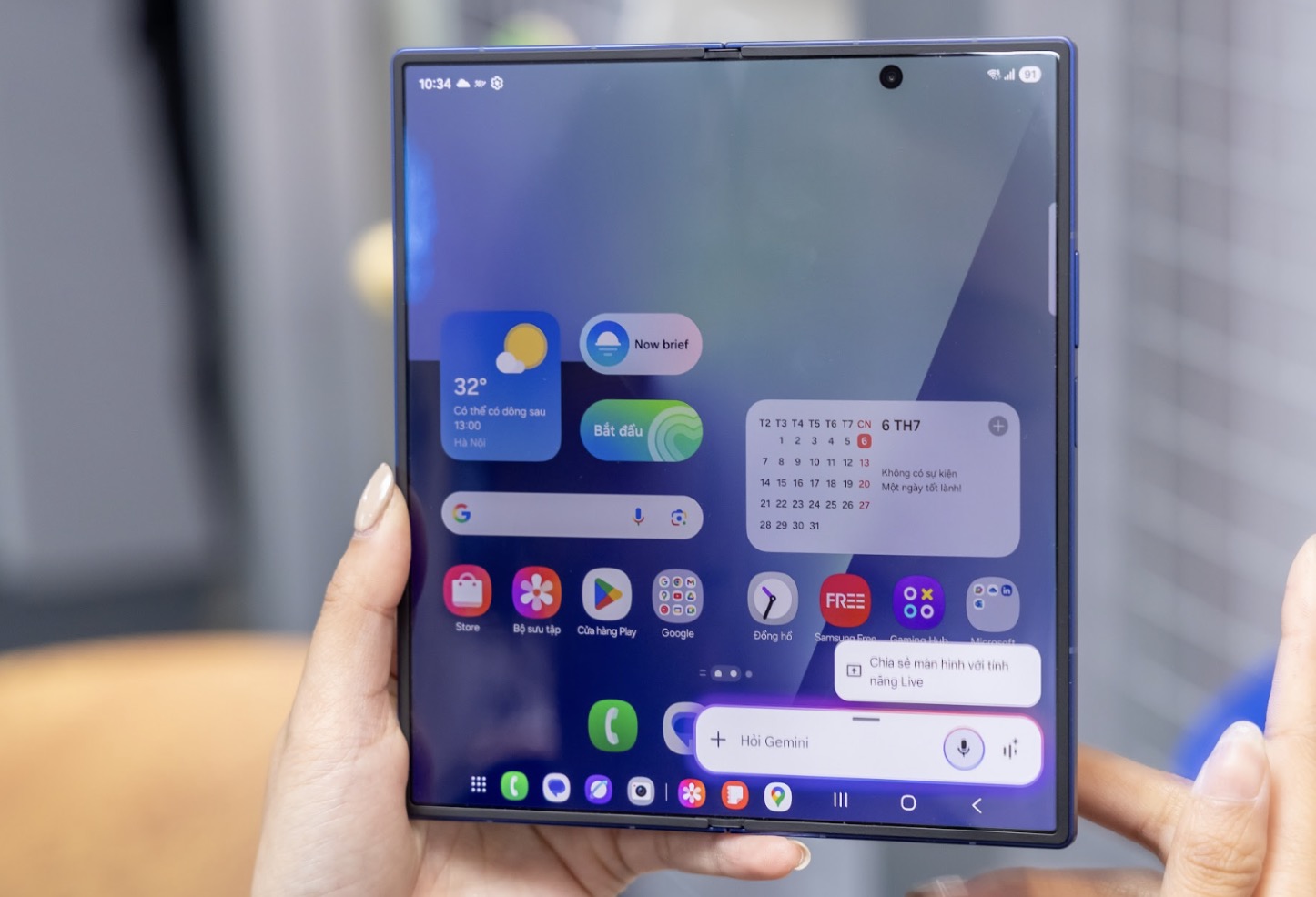 Cả hai màn hình đều hỗ trợ HDR10+ và đạt độ sáng tối đa 2,600 nits nhờ công nghệ Vision Booster, cho phép hiển thị rõ nét ngay cả dưới ánh sáng mặt trời trực tiếp. Nếp gấp trên màn hình chính được giảm thiểu đáng kể nhờ bản lề cải tiến và lớp bảo vệ titanium, mang lại trải nghiệm thị giác liền mạch.